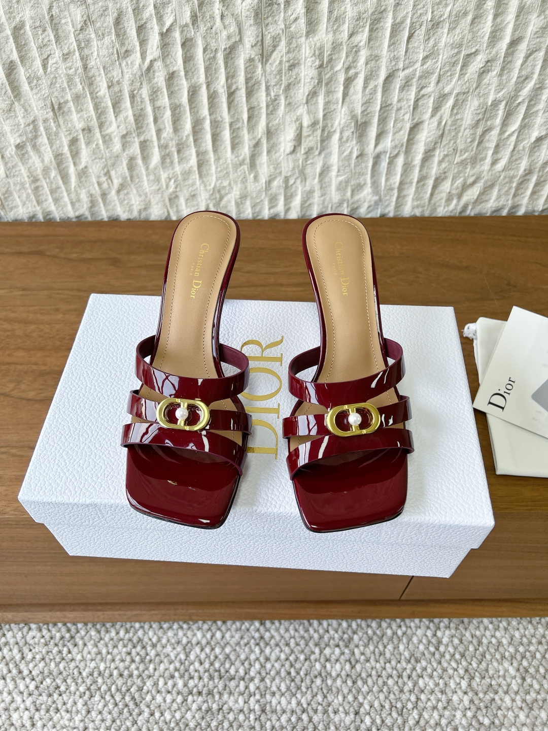 NO:747325,G089 Dior Dior 26ss early spring new Montaigne classic letter buckle metal high-heeled slippers. This Montaigne slipper is a classic item. It is carefully made of cow leather and complements the gold-finished metal logo, highlighting its exquisite craftsmanship. Classic and elegant, it can be easily matched with various outfits to create a refined look. The metal '' logo on the upper highlights the version, and the classic and elegant design can be easily matched with various styles.  The upper is made of original imported cowhide, the lining is sheepskin, the heel height is 8cm, the sole is original custom-made Italian leather outsole, size 35-39 (40.41. Customized, non-refundable), slippers, dior, dior, slippers, cowhide, sheepskin, Leather soles19860909G089 Dior 迪奥 26ss早春新款 Montaigne经典 字母扣金属 高跟 拖鞋 这款 Montaigne凉拖是 的经典单品. 采用牛皮革精心制作,与金色饰面金属标志相得益彰,突显 的精湛工艺. 经典优雅,可与各式装扮轻松搭配,打造精致的造型. 鞋面饰金属“”标志突显版型,经典优雅的设计可与各式造型轻松搭配. 鞋面采用原版进口牛皮 内里垫脚羊皮 跟高8cm 鞋底原版定制意大利真皮大底 码数35-39(40.41.定做不退换）,拖鞋,dior,dior,slippers,cowhide,sheepskin,Leather soles,Women's Shoes