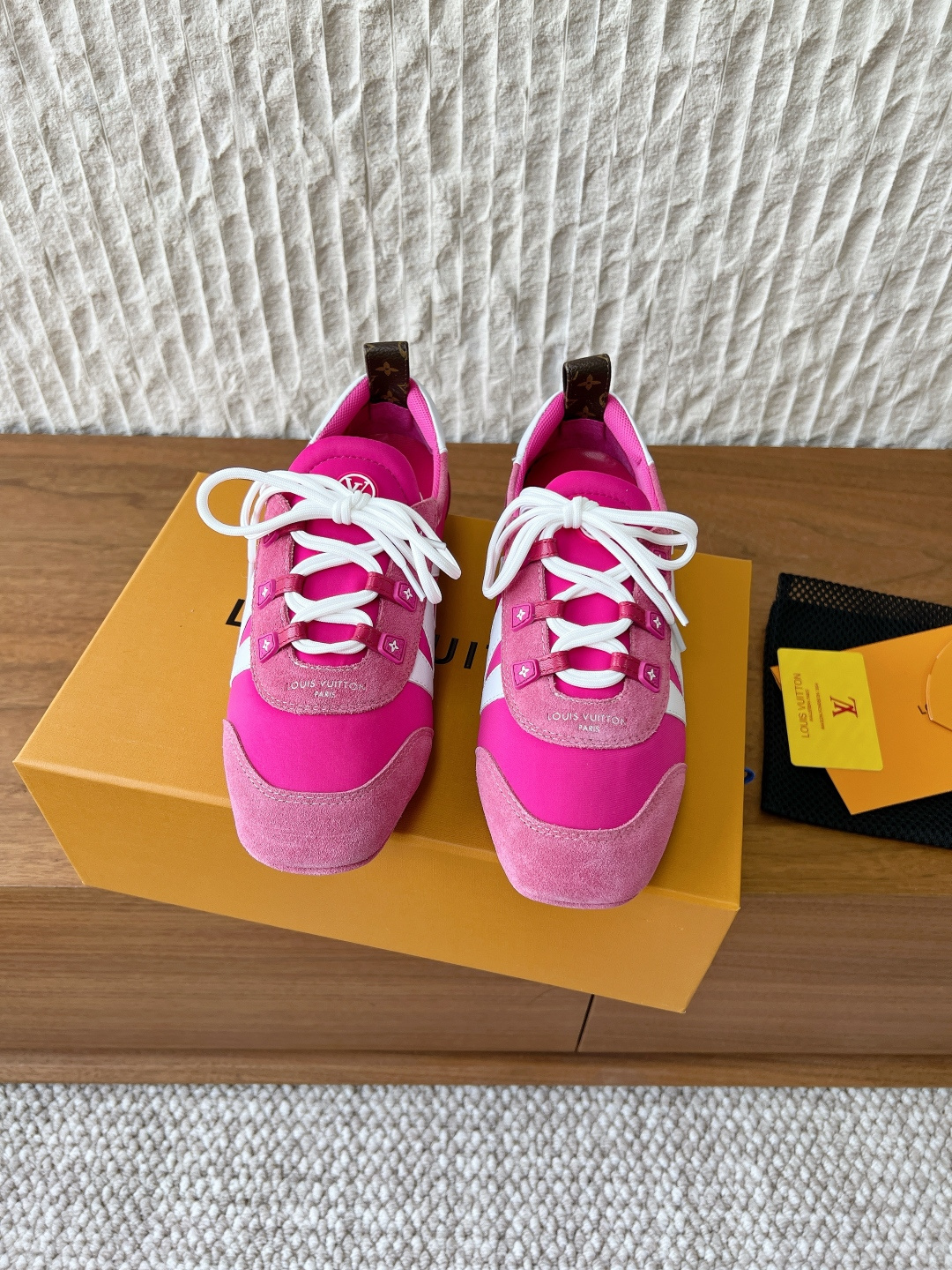 NO:747321,G530 (with official website flight case) Louis Vuitton Louis Vuitton 26ss early spring new ballet sneakers moral training shoes casual sneakers This LV Sneakerina ballet style sneakers are made of silky suede cow leather to create smooth lines, combining the light structure of ballet shoes and the comfortable texture of sneakers. The LV logo on the side and the Monogram canvas back strap are rich in details, Sacchetto craftsmanship and TPU outsole upgrade the soft wearing experience  The fabric is made of original imported first-layer cowhide/cow suede. The inner lining is breathable mesh. The sole is original customized injection molded TPU rubber outsole. Size35-39 (40.41. Customized, non-refundable), ballet shoes, louis vuitton, louis vuitton, louis vuitton, sneakers, cowhide19860909G530（配官网飞机盒） Louis Vuitton 路易威登 26ss早春新款 芭蕾运动鞋 德训鞋 休闲 球鞋 这款LV Sneakerina 芭蕾风运动鞋以丝滑绒面牛皮革塑造流畅线条,兼具芭蕾舞鞋的轻盈构型和运动鞋的舒适质感.侧面 LV 标识和 Monogram 帆布后袢带丰富细节,Sacchetto 工艺和 TPU 外底升级轻柔穿着体验 面料采用原版进口头层牛皮/牛反绒 内里垫脚透气网 鞋底原版定制注塑TPU橡胶大底 Size35-39（40.41.定做不退换）,芭蕾舞鞋,louis vuitton,louis vuitton,louis vuitton,sneakers,cowhide,Women's Shoes