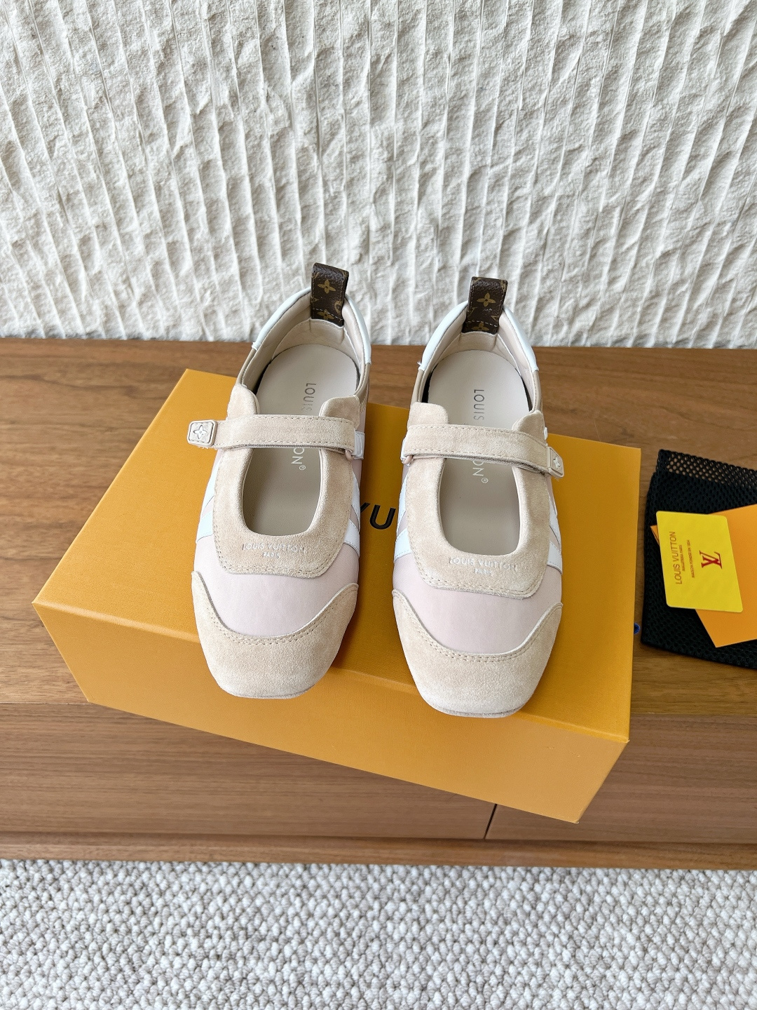 NO:747327,G530 (with official website flight case) Louis Vuitton Louis Vuitton 26ss early spring new style ballet sneakers moral training shoes casual This LV Sneakerina ballet style sneakers are made of silky suede cow leather to create smooth lines, combining the light structure of ballet shoes and the comfortable texture of sneakers. The LV logo on the side and the Monogram canvas back strap are rich in details, Sacchetto craftsmanship and TPU outsole upgrade the soft wearing experience  The fabric is made of original imported first-layer cowhide/cow suede. The inner lining is breathable mesh. The sole is original customized injection molded TPU rubber outsole. Size35-39 (40.41. Customized, non-refundable), ballet shoes, louis vuitton, louis vuitton, louis vuitton, sneakers, cowhide19860909G530（配官网飞机盒） Louis Vuitton 路易威登 26ss早春新款 芭蕾运动鞋 德训鞋 休闲 这款LV Sneakerina 芭蕾风运动鞋以丝滑绒面牛皮革塑造流畅线条,兼具芭蕾舞鞋的轻盈构型和运动鞋的舒适质感.侧面 LV 标识和 Monogram 帆布后袢带丰富细节,Sacchetto 工艺和 TPU 外底升级轻柔穿着体验 面料采用原版进口头层牛皮/牛反绒 内里垫脚透气网 鞋底原版定制注塑TPU橡胶大底 Size35-39（40.41.定做不退换）,芭蕾舞鞋,louis vuitton,louis vuitton,louis vuitton,sneakers,cowhide,Women's Shoes