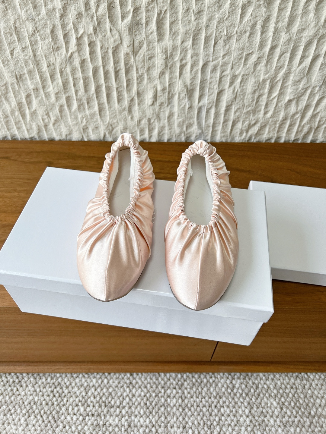 NO:747333,G279 Maison Margiela Margiela 26ss early spring new classic pleated ballet shoes adopt the iconic pleated design and have elastic elastic bands at the shoe opening to form a 'shoe cover' effect. They are Margiela's most recognizable ballet flat shoes and are comfortable on the feet. They are in line with the brand's design philosophy of 'relaxation' and 'minimalist aesthetics'.  Classic and versatile round toe shallow mouth design, suitable for matching with skirts, jeans, wide-leg pants, etc., suitable for commuting or leisure scenes. Highly comfortable glass rubber outsole soft sole design, light walking, not easy to fatigue when worn for a long time. The upper is made of original imported cloth/cowhide, the lining is cowhide, and the sole is original custom-made non-slip rubber outsole. Size 35-39 (40.41 custom-made, non-returnable), ballet shoes, masion  margiela,flats,skirts,jeans,cowhide19860909G279 Maison Margiela 马吉拉 26ss早春新款 经典褶皱 芭蕾舞鞋 采用标志性的 褶皱设计,鞋口处有弹性松紧带,形成“鞋套”效果,是马吉拉最具辨识度的芭蕾平底鞋款平底鞋款式 上脚舒适,符合品牌“松弛感”与“极简美学”的设计哲学. 经典百搭圆头浅口设计,适合搭配裙装、牛仔裤、阔腿裤等,通勤或休闲场景皆宜. 舒适度高玻璃胶大底软底设计,行走轻盈,长时间穿着不易疲劳. 鞋面采用原版进口布面/牛皮 内里垫脚牛皮 鞋底原版定制防滑橡胶大底 码数35-39（40.41定做不退换）,芭蕾舞鞋,masion margiela,flats,skirts,jeans,cowhide,Women's Shoes