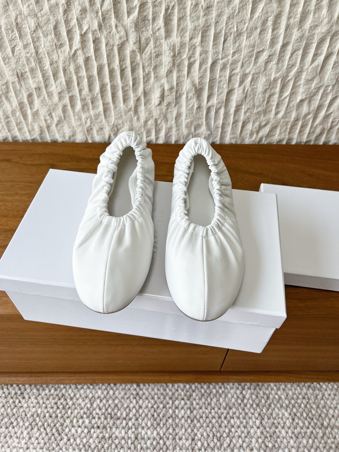 NO:747336,The leather-covered G279 Maison Margiela 26ss early spring new classic pleated ballet shoes adopt the iconic pleat design and have an elastic elastic band at the shoe opening to form a 'shoe cover' effect. They are Margiela's most recognizable ballet flat shoes, which are comfortable on the feet and conform to the brand's design philosophy of 'relaxation' and 'minimalist aesthetics'.  Classic and versatile round toe shallow mouth design, suitable for matching with skirts, jeans, wide-leg pants, etc., suitable for commuting or leisure scenes. Highly comfortable glass rubber outsole soft sole design, light walking, not easy to fatigue when worn for a long time. The upper is made of original imported cloth/cowhide, the lining is cowhide, and the sole is original custom-made non-slip rubber outsole. Size 35-39 (40.41 custom-made, non-returnable), ballet shoes, masion  margiela,flats,skirts,jeans,cowhide19860909皮面G279 Maison Margiela 马吉拉 26ss早春新款 经典褶皱 芭蕾舞鞋 采用标志性的 褶皱设计,鞋口处有弹性松紧带,形成“鞋套”效果,是马吉拉最具辨识度的芭蕾平底鞋款平底鞋款式 上脚舒适,符合品牌“松弛感”与“极简美学”的设计哲学. 经典百搭圆头浅口设计,适合搭配裙装、牛仔裤、阔腿裤等,通勤或休闲场景皆宜. 舒适度高玻璃胶大底软底设计,行走轻盈,长时间穿着不易疲劳. 鞋面采用原版进口布面/牛皮 内里垫脚牛皮 鞋底原版定制防滑橡胶大底 码数35-39（40.41定做不退换）,芭蕾舞鞋,masion margiela,flats,skirts,jeans,cowhide,Women's Shoes