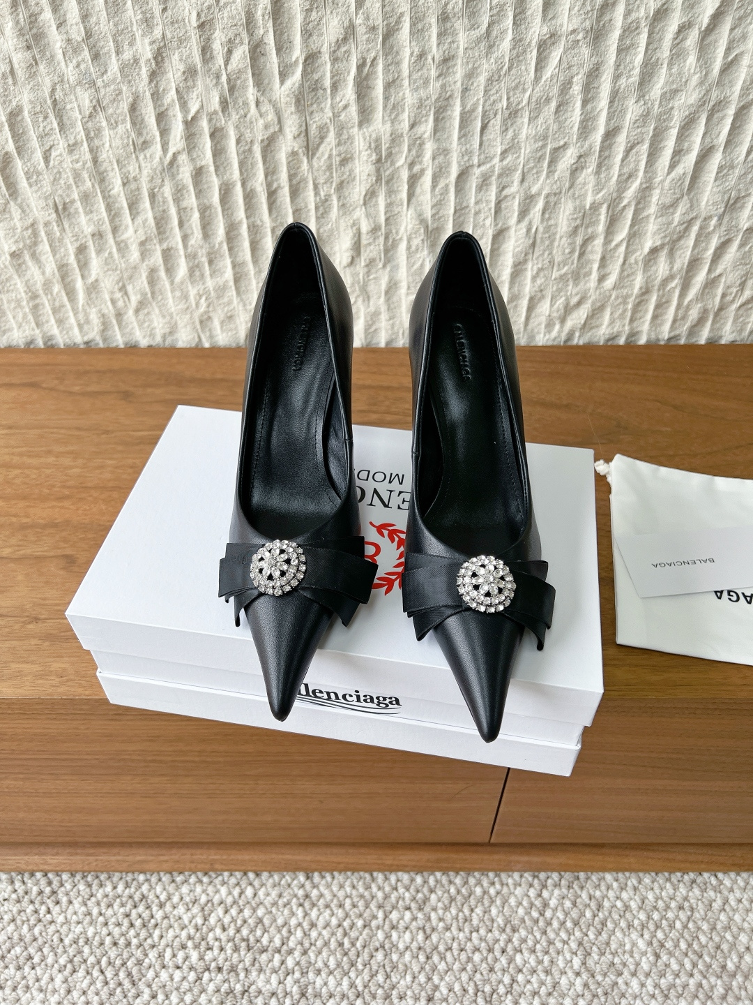 NO:747318,G078 Balenciaga 26ss early spring new style satin bow rhinestone high heels Balenciaga black satin, glossy upper, bow + rhinestone embellishment, exquisite and luxurious!  It elongates the leg lines, and the ankle strap design is more stable and flatters the shape of the feet. Whether paired with a skirt, it can easily create an elegant temperament. It is very suitable for dates, dinners, and formal occasions, and will keep you coming back!  The fabric is made of original imported custom satin silk/cow leather. The lining is sheepskin. The heel height is 8cm. The sole is original custom-made Italian leather outsole. Size 35-39 (40.41.42.43 custom-made and non-returnable). High-heeled shoes, balenciaga, balenciaga, balenciaga, high heels, skirts, cowhide, sheepskin, real silk, silk fabric, Leather soles19860909G078 Balenciaga 巴黎世家 26ss早春新款 缎面 蝴蝶结 水钻 高跟鞋 巴黎家 黑色缎面,鞋面光泽感满满 蝴蝶结+水钻点缀,精致又奢华！ 拉长腿部线条,脚踝绑带设计更稳更修饰脚型心. 无论搭配裙装还是都能轻松打造优雅气质 约会、晚宴、正式场合都超适合,回头率爆表！ 面料采用原版进口定绸缎真丝/牛皮 内里垫脚羊皮 跟高8cm 鞋底原版定制意大利真皮大底 Size35-39(40.41.42.43订做不退换）,高跟鞋单鞋,balenciaga,balenciaga,balenciaga,high heels,skirts,cowhide,sheepskin,real silk,silk fabric,Leather soles,Women's Shoes