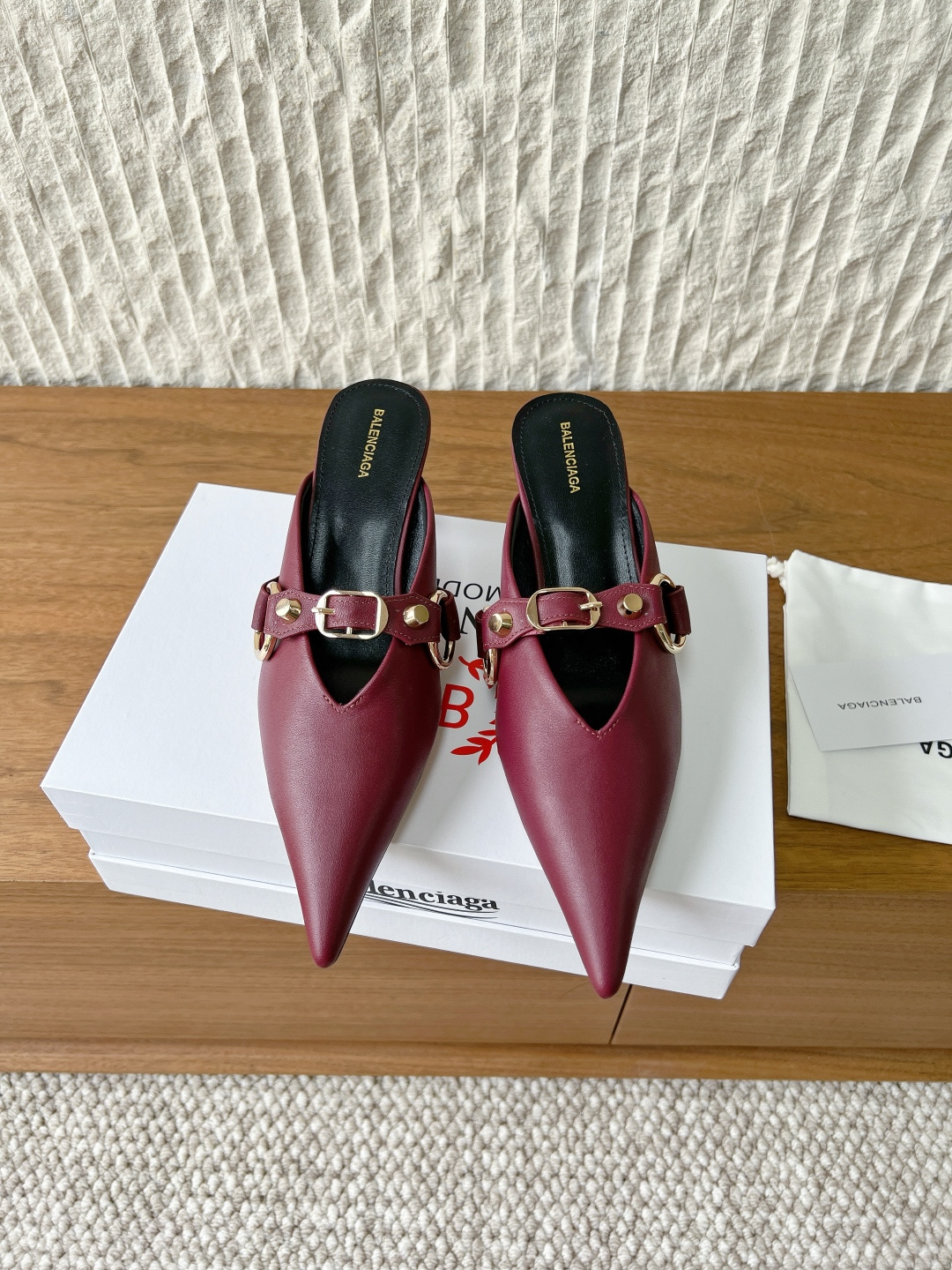NO:747315,G078 Balenciaga 26ss early spring new model, pointed toe, rivet buckle, cat heel slippers. Balenciaga's products are very good at capturing women's hearts!  Simply stunning!  Your feet are sparkling!  And it’s very versatile!  This year’s new styles are starting to come in bright and vibrant colors!  I also hope that all women will be bright!  !  The upper is made of original imported sheepskin, the inner lining is sheepskin, the heel height is 5cm, the outsole is original custom-made Italian leather outsole, Size 35-39 (40.41.42.43 custom-made, non-returnable), half drag, balenciaga, balenciaga, slippers, sheepskin, Leather soles19860909G078 Balenciaga 巴黎世家 26ss早春新款 尖头 柳钉扣 猫跟拖鞋 巴黎世家出的都很会拿捏女人心！简直美呆了！ 上脚熠熠生辉！而且也很百搭！ 今年的新款开始出现明亮鲜艳的颜色！ 也希望女性都明媚！！ 鞋面采用原版进口羊皮 jin 内里垫脚羊皮 跟高5cm 大底原版定制意大利真皮大底 Size35-39（40.41.42.43订做不退换）,半拖,balenciaga,balenciaga,slippers,sheepskin,Leather soles,Women's Shoes