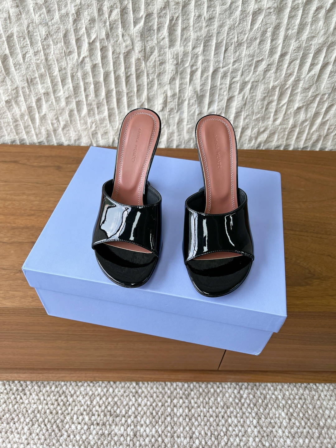 NO:748532,G106 Amina Muaddi niche trendy brand 26ss early spring new high heels slippers sandals Amina Muaddi's slippers, square toe design + glossy patent leather, simple and fashionable!  The thick heel has a super stable structure, so you won’t feel tired even if you wear it for a long time. It lengthens the legs and reduces pressure. It’s perfect for outdoor wear in summer. It’s versatile whether worn with skirts or trousers. It can be easily used for commuting, parties, and daily outings. It’s comfortable and elegant, and it’s both practical and beautiful!  The upper is made of original imported cowhide/patent leather, the lining is sheepskin, the heel height is 10cm, the sole is original custom-made Italian leather outsole, Size 35-39 (40.41 custom-made, non-refundable), high heels and slippers, sandals, high heels, slippers, skirts, cowhide, sheepskin, Leather soles19860909G106 Amina Muaddi 小众潮牌 26ss早春新款 高跟鞋 拖鞋 凉鞋 Amina Muaddi 这款凉拖鞋,方头设计+亮面漆皮,简约又时髦！粗跟结构超稳,长时间穿也不累 拉长腿型还减压,夏天外穿超合适～ 无论搭裙装还是裤装都很百搭,通勤、聚会、日常出街都能轻松驾驭,舒适又显气质,实用与美貌兼具！ 鞋面采用原版进口牛皮/漆皮 内里垫脚羊皮 跟高10cm 鞋底原版定制意大利真皮大底 Size35-39（40.41 定做不退换）,高跟鞋拖鞋,sandals,high heels,slippers,skirts,cowhide,sheepskin,Leather soles,Women's Shoes
