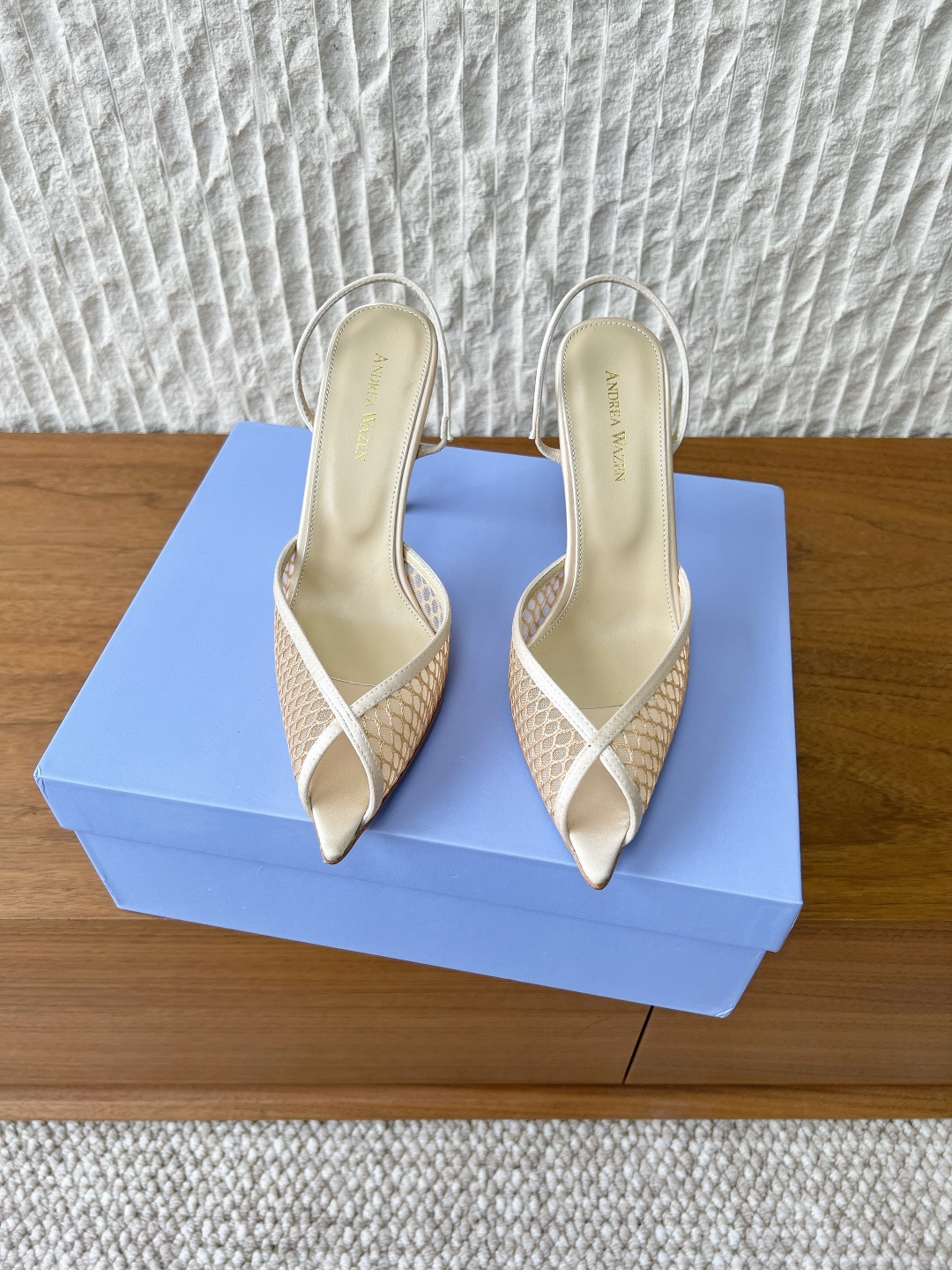 NO:748505,G106 Andrea Wazen niche trendy brand 26ss early spring new style pointed toe high heels slippers Andrea Wazen's pointed toe high heels are made of soft leather and decorated with metal double buckles, full of sophistication. The stiletto heel design elongates the leg line and adds elegance!  The shoe lining is soft, comfortable to wear, and suitable for long walks. The light color is fresh and versatile, and can be easily worn in skirts or trousers. It is suitable for commuting, dating, and formal occasions~ The upper is made of original imported silk/breathable mesh, the lining is sheepskin, the heel height is 9.5cm, the sole is original custom-made Italian leather outsole, Size 35-39 (40.41 custom-made, non-refundable), high-heeled sandals, sandals, high  heels,slippers,skirts,sheepskin,real silk,Leather soles19860909G106 Andrea Wazen 小众潮牌 26ss早春新款 尖头 高跟鞋 拖鞋 Andrea Wazen 这款尖头高跟鞋,采用柔软皮革,搭配金属双扣装饰,精致感满满. 细高跟设计,拉长腿部线条,优雅气质直接拉满！鞋内衬柔软,穿着舒适,适合长时间行走. 浅色调清新百搭,无论裙装还是裤装都能轻松驾驭,通勤、约会、正式场合都很适合哦～ 鞋面采用原版进口真丝/透气网 内里垫脚羊皮 跟高 9.5cm 鞋底原版定制意大利真皮大底 Size 35-39（40.41 定做不退换）,高跟鞋凉鞋,sandals,high heels,slippers,skirts,sheepskin,real silk,Leather soles,Women's Shoes