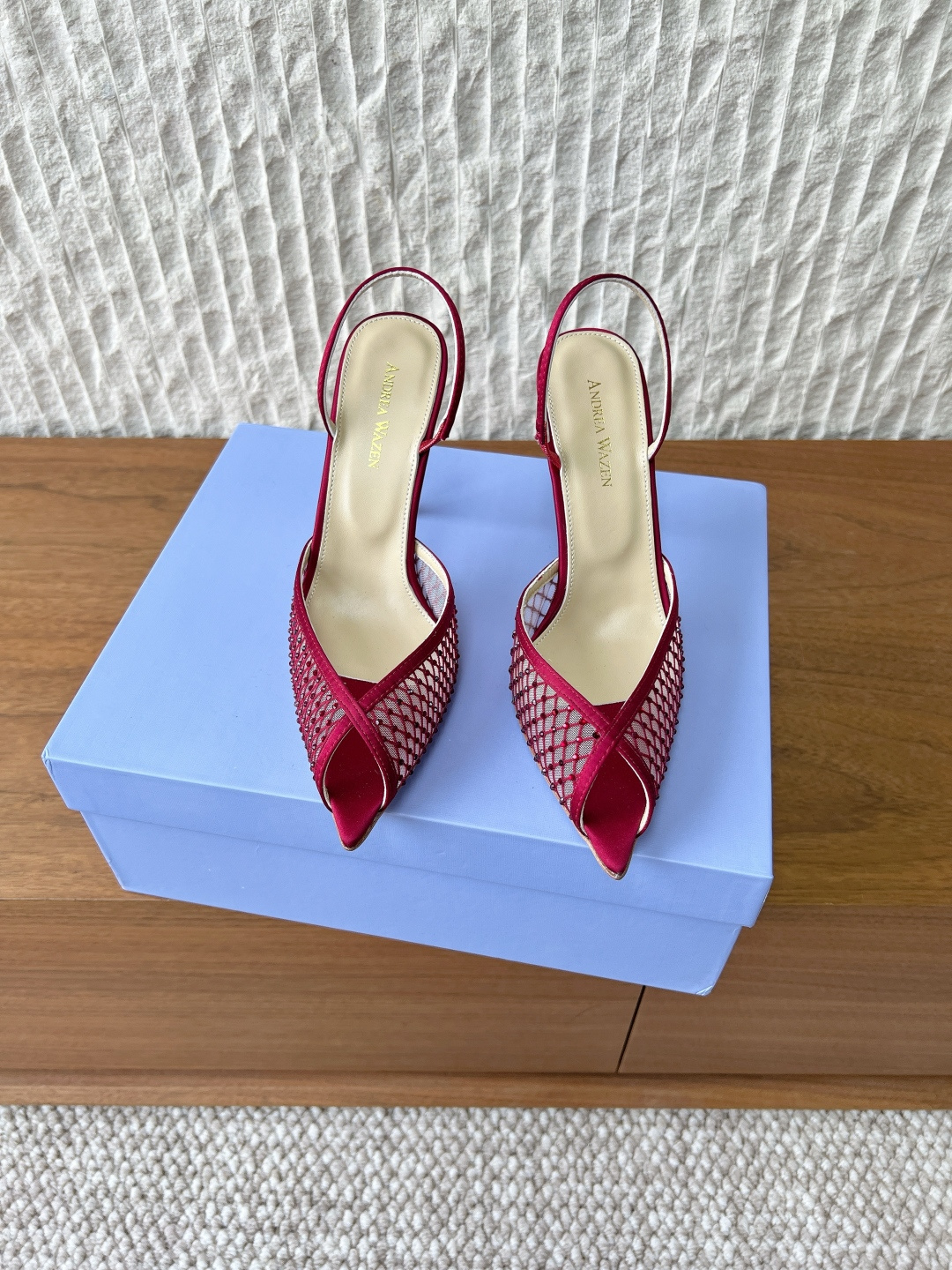 NO:748511,Rhinestone G106 Andrea Wazen niche trendy brand 26ss early spring new pointed toe high heels slippers Andrea Wazen's pointed toe high heels are made of soft leather and decorated with metal double buckles, full of sophistication. The stiletto heel design elongates the leg line and adds elegance!  The shoe lining is soft, comfortable to wear, and suitable for long walks. The light color is fresh and versatile, and can be easily worn in skirts or trousers. It is suitable for commuting, dating, and formal occasions ~ The upper is made of original imported silk/rhinestones/breathable mesh, the lining is sheepskin, the heel height is 9.5cm, the sole is original custom-made Italian leather outsole Size 35-39 (40.41 custom-made, non-refundable), high-heeled sandals, sandals, high  heels,slippers,skirts,sheepskin,real silk,Leather soles19860909水钻G106 Andrea Wazen 小众潮牌 26ss早春新款 尖头 高跟鞋 拖鞋 Andrea Wazen 这款尖头高跟鞋,采用柔软皮革,搭配金属双扣装饰,精致感满满. 细高跟设计,拉长腿部线条,优雅气质直接拉满！鞋内衬柔软,穿着舒适,适合长时间行走. 浅色调清新百搭,无论裙装还是裤装都能轻松驾驭,通勤、约会、正式场合都很适合哦～ 鞋面采用原版进口真丝/水钻/透气网 内里垫脚羊皮 跟高 9.5cm 鞋底原版定制意大利真皮大底 Size 35-39（40.41 定做不退换）,高跟鞋凉鞋,sandals,high heels,slippers,skirts,sheepskin,real silk,Leather soles,Women's Shoes