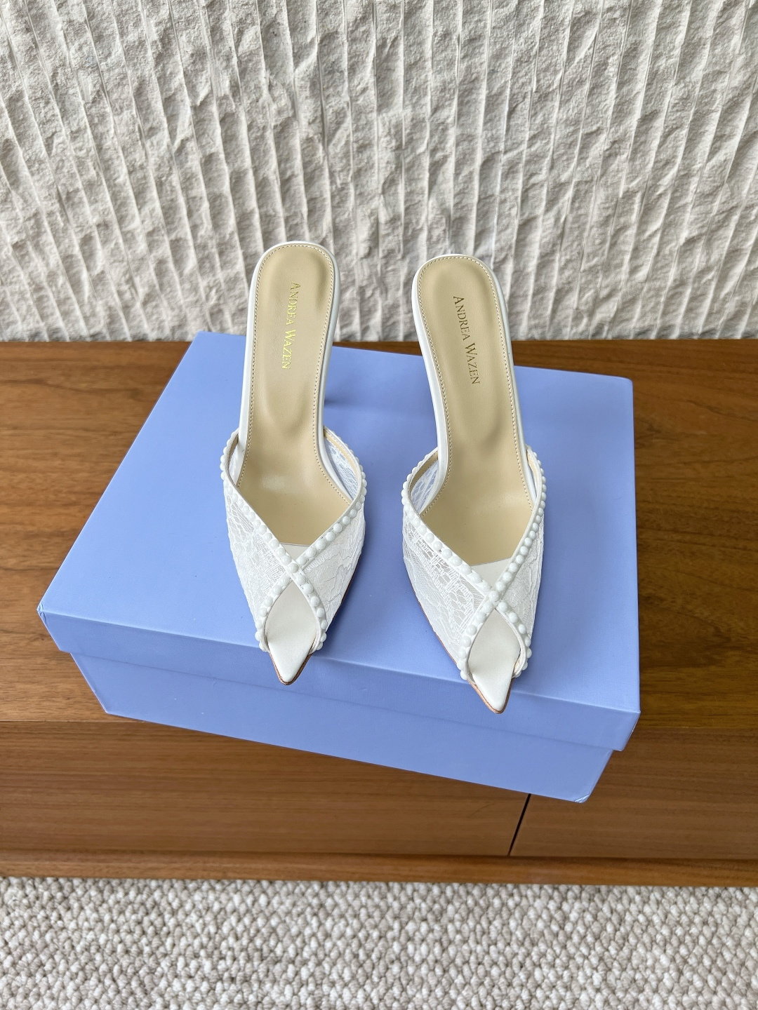 NO:748499,G106 Andrea Wazen niche trendy brand 26ss early spring new style pointed toe high heels slippers Andrea Wazen's pointed toe high heels are made of soft leather and decorated with metal double buckles, full of sophistication. The stiletto heel design elongates the leg line and adds elegance!  The shoe lining is soft, comfortable to wear, and suitable for long walks. The light color is fresh and versatile, and can be easily worn in skirts or trousers. It is suitable for commuting, dating, and formal occasions ~ The upper is made of original imported silk/rhinestones/breathable mesh, the lining is sheepskin, the heel height is 9.5cm, the sole is original custom-made Italian leather outsole, Size 35-39 (40.41 custom-made, non-refundable), high heels and slippers, high  heels,slippers,skirts,sheepskin,real silk,Leather soles19860909G106 Andrea Wazen 小众潮牌 26ss早春新款 尖头 高跟鞋 拖鞋 Andrea Wazen 这款尖头高跟鞋,采用柔软皮革,搭配金属双扣装饰,精致感满满. 细高跟设计,拉长腿部线条,优雅气质直接拉满！鞋内衬柔软,穿着舒适,适合长时间行走. 浅色调清新百搭,无论裙装还是裤装都能轻松驾驭,通勤、约会、正式场合都很适合哦～ 鞋面采用原版进口真丝/水钻/透气网 内里垫脚羊皮 跟高 9.5cm 鞋底原版定制意大利真皮大底 Size 35-39（40.41 定做不退换）,高跟鞋拖鞋,high heels,slippers,skirts,sheepskin,real silk,Leather soles,Women's Shoes