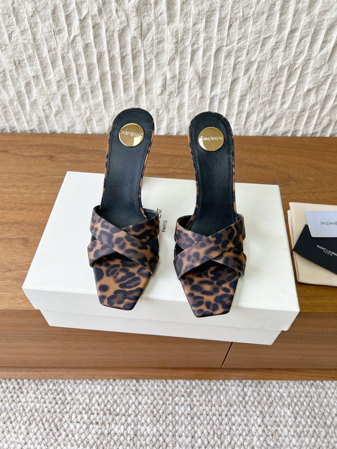 NO:748537,G731 Saint Laurent 26ss early spring new style satin cross high heels slippers sandals glossy satin wrapped with cross lines, neat square toe and modified foot shape, the moment the stiletto heels are raised, it is an elegant statement of full aura. The wildness of leopard print, the coolness of lake blue, the enthusiasm of rose red, the tenderness of champagne...  Each color is customized for different scenes. It is the focus of attention at parties, fatal romance when dating, and low-key edge when commuting. The golden round buckle embellishes the details, and the red and brown interior hides a delicate secret. Step on it, and you will be a heroine with its own soft light filter. The upper is made of original imported satin, the lining is sheepskin, the heel height is 9.5cm, and the sole is original custom-made Italian leather outsole.  Size 35-39 (40.41.42 customized, non-returnable), high heels and slippers, saint laurent, saint laurent, sandals, high heels, slippers, sheepskin, silk fabric, Leather soles19860909G731 Saint Laurent 圣罗兰 26ss早春新款 缎 交叉 高跟 拖鞋 凉鞋 光泽缎面缠绕出交叉线条,方头利落又修饰脚型, 细高跟踮起的瞬间,是气场全开的优雅宣言. 豹纹的野性、湖蓝的清冷、玫红的热烈、香槟的温柔…… 每一种色彩都为不同场景定制派对上是吸睛焦点,约会时是致命浪漫,通勤里是低调锋芒. 金色圆扣点缀细节,红棕内里藏着精致小心机, 踩上它,你就是自带柔光滤镜的女主角. 鞋面采用原版进口绸缎 内里垫脚羊皮 跟高9.5cm 鞋底原版定制意大利真皮大底 码数35-39（40.41.42定制不退换）,高跟鞋拖鞋,saint laurent,saint laurent,sandals,high heels,slippers,sheepskin,silk fabric,Leather soles,Women's Shoes