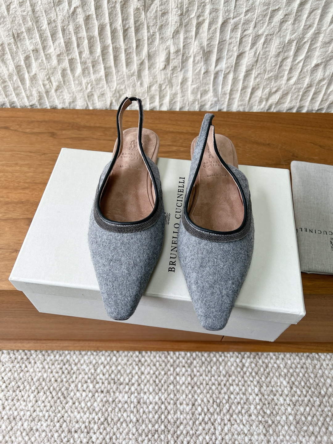 NO:748487,Brunello Cucinelli niche trendy brand 26ss spring and summer new style flat pointed toe sandals Square-toed shoes have always been very feminine, elegant, refined, not hasty or slow, and have a kind of temperament that many loafers cannot match. But if pointed-toe high-heeled shoes are tired after wearing them for a long time, then a pair of square-toed flat shoes that are easy to wear and look good is just needed. Imported cowhide, fine leather, foot feel is very important. Needless to say, this does not need to be said. Women know the importance of a good pair of shoes.  Avoid all kinds of friction and wear on your feet. Delicate texture is a must. The upper is made of original imported cowhide, the lining is sheepskin, and the outsole is original custom-made Italian leather outsole. Size35-39 (40.41.42 custom-made, non-returnable), sandals, brunello cucinelli, loafers, sandals, flats, high heels, cowhide, sheepskin, Leather soles19860909BrunelloCucinelli 小众潮牌 26ss春夏新款 平底 尖头 凉鞋 方头鞋一贯是很有女人味的 优雅 精致不急不缓 是有一种气质的这是很多乐福鞋比拟不了的 但是如果尖头高跟鞋穿久了累 那么一双好穿好看的方头平底鞋就是刚需了 进口牛皮 皮质细腻 脚感很重要 这个不需要多说 女人太懂一双好鞋的重要性了 避免各种摩擦磨脚 细腻的质感就是必须要有的 鞋面采用原版进口牛皮 内里垫脚羊皮  大底原版定制意大利真皮大底 Size35-39（40.41.42订做不退换）,凉鞋,brunello cucinelli,loafers,sandals,flats,high heels,cowhide,sheepskin,Leather soles,Women's Shoes