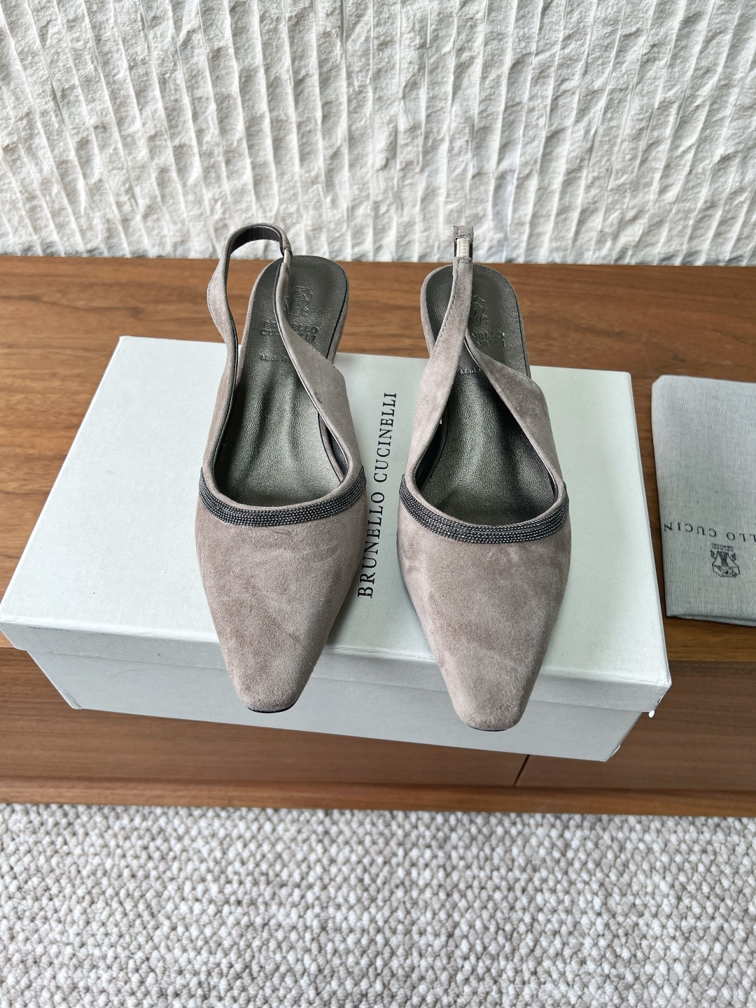 NO:748493,BrunelloCucinelli niche trendy brand 26ss spring and summer new style kitten heel pointed toe sandals Square-toed shoes have always been very feminine, elegant, refined, not hasty or slow, and have a kind of temperament that many loafers cannot match. But if pointed-toe high heels are tired after wearing them for a long time, then a pair of square-toed flats that are easy to wear and look good are just needed. Imported cowhide, fine leather, foot feel is very important. Needless to say, no need to say more, women know the importance of a good pair of shoes.  Avoid all kinds of friction and wear on your feet. Delicate texture is a must. The upper is made of original imported cowhide. The lining is sheepskin. The heel height is 4.5cm. The outsole is original and customized. Italian leather outsole. Size35-39 (40.41.42 custom-made, non-returnable). Sandals, brunello cucinelli, loafers, sandals, flats, high heels, cowhide, sheepskin, Leather soles19860909BrunelloCucinelli 小众潮牌 26ss春夏新款 猫跟 尖头 凉鞋 方头鞋一贯是很有女人味的 优雅 精致不急不缓 是有一种气质的这是很多乐福鞋比拟不了的 但是如果尖头高跟鞋穿久了累 那么一双好穿好看的方头平底鞋就是刚需了 进口牛皮 皮质细腻 脚感很重要 这个不需要多说 女人太懂一双好鞋的重要性了 避免各种摩擦磨脚 细腻的质感就是必须要有的 鞋面采用原版进口牛皮 内里垫脚羊皮  跟高4.5cm 大底原版定制意大利真皮大底 Size35-39（40.41.42订做不退换）,凉鞋,brunello cucinelli,loafers,sandals,flats,high heels,cowhide,sheepskin,Leather soles,Women's Shoes