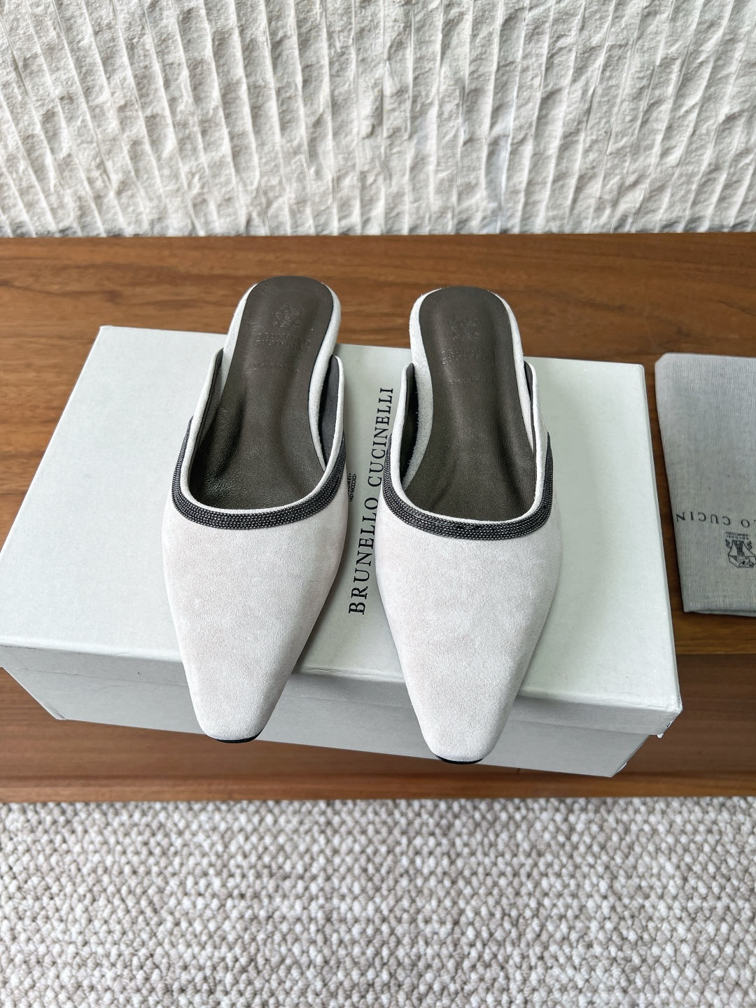 NO:748534,Brunello Cucinelli, niche trendy brand, 26ss spring and summer new style, flat, pointed toe, half drag, square-toed shoes have always been very feminine, elegant, refined, neither hasty nor slow, and have a kind of temperament that many loafers cannot match. But if pointed-toe high-heeled shoes are tired after being worn for a long time, then a pair of square-toed flats that are easy to wear and look good are just needed. Imported cowhide, fine leather, foot feel is very important. Needless to say, no need to say more, women know the importance of a good pair of shoes.  Avoid all kinds of friction and wear on your feet. Delicate texture is a must. The upper is made of original imported cowhide. The lining is sheepskin. The outsole is original custom-made Italian leather outsole. Size35-39 (40.41.42 custom-made, non-returnable), half drag, brunello cucinelli, loafers, flats, high heels, cowhide, sheepskin, Leather soles19860909BrunelloCucinelli 小众潮牌 26ss春夏新款 平底 尖头 半拖 方头鞋一贯是很有女人味的 优雅 精致不急不缓 是有一种气质的这是很多乐福鞋比拟不了的 但是如果尖头高跟鞋穿久了累 那么一双好穿好看的方头平底鞋就是刚需了 进口牛皮 皮质细腻 脚感很重要 这个不需要多说 女人太懂一双好鞋的重要性了 避免各种摩擦磨脚 细腻的质感就是必须要有的 鞋面采用原版进口牛皮 内里垫脚羊皮  大底原版定制意大利真皮大底 Size35-39（40.41.42订做不退换）,半拖,brunello cucinelli,loafers,flats,high heels,cowhide,sheepskin,Leather soles,Women's Shoes