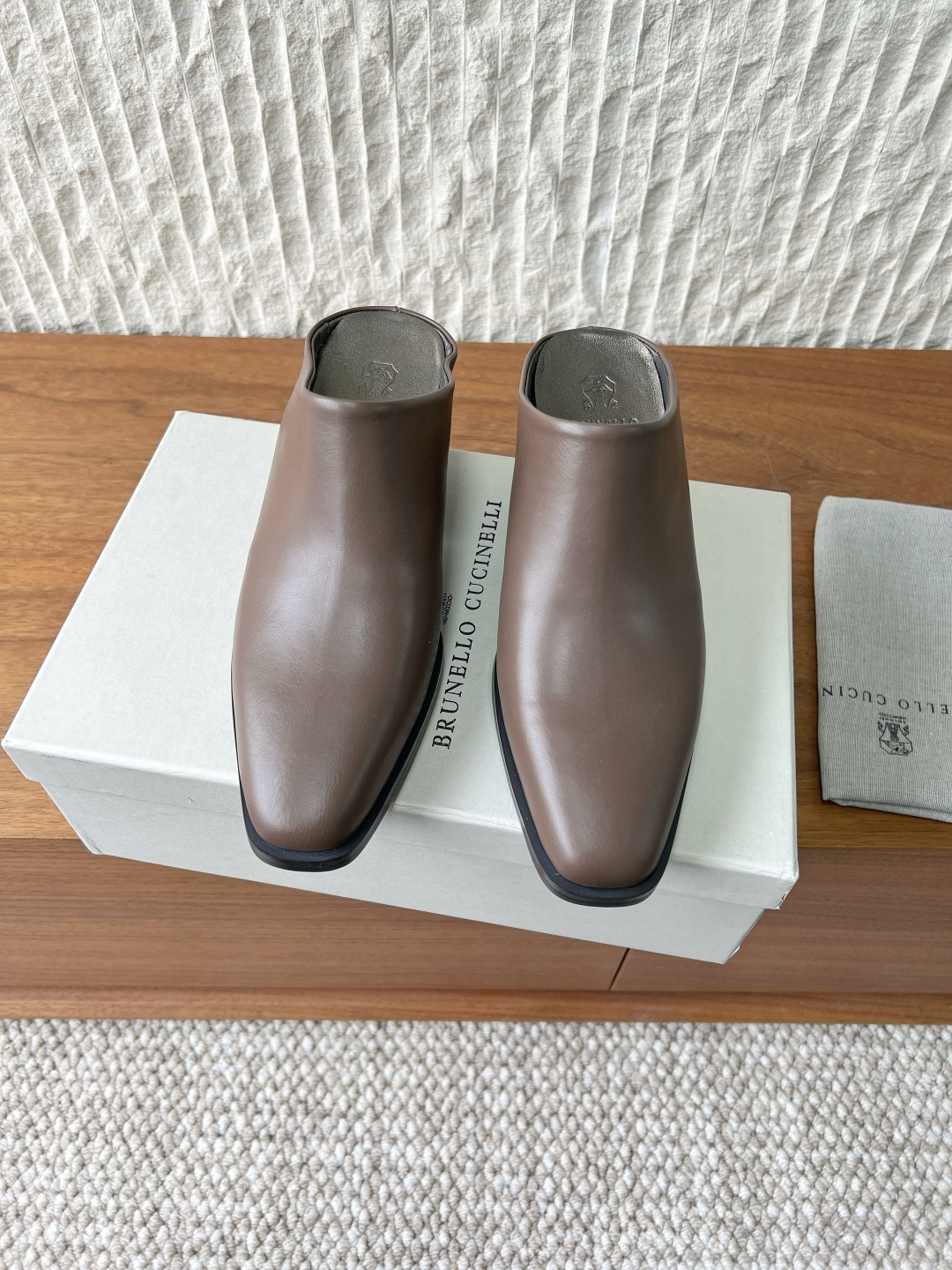 NO:748539,Brunello Cucinelli niche trendy brand 26ss spring and summer new style square toe, thick heel, half drag, wide square toe with precise proportions, soothing and tolerant lines, abandoning any sharp visual impact, providing a stable and solid footing feeling like stone steps in a courtyard. The matching short square thick heel is like the load-bearing column base in classical architecture, and the height is deliberately controlled within the golden comfort zone of 4.5 cm to provide the most stable support.  This square and one pier together form a stable, quiet and geometrically beautiful visual base. The whole body adopts one-piece three-dimensional tailoring to minimize seams and decorations. The shoe mouth line has been repeatedly calibrated to ensure that it can not only elegantly expose the slender part of the instep, but also provide the right heel feel when walking. The upper is made of original imported Yangjing/cowhide, the lining is sheepskin, and the heel height is 4.5cm. The outsole is original custom-made Italian leather outsole.  Size35-39 (40.41.42 custom-made, non-refundable), semi-trailer, brunello cucinelli, cowhide, sheepskin, sheep, gold, Leather soles19860909Brunello Cucinelli 小众潮牌 26ss春夏新款 方头 粗跟 半拖 比例精确的宽方鞋头,线条舒缓而包容,摒弃了任何锋利的视觉冲击,提供如庭院石阶般安稳踏实的落脚感. 与之匹配的矮方粗跟,如同古典建筑中承重的柱础,高度被刻意控制在4.5厘米的黄金舒适区间,提供最稳定的支撑. 这一方一墩,共同构成一个稳固、宁静且充满几何美感的视觉基座. 整体采用一片式立体剪裁,最大限度减少接缝与装饰. 鞋口线条经过反复校准,确保既能优雅地露出脚背最纤细的部分,又能在行走时提供恰到好处的跟脚感. 鞋面采用原版进口羊京/牛皮 内里垫脚羊皮 跟高4.5cm 大底原版定制意大利真皮大底 Size35-39（40.41.42定做不退换）,半拖,brunello cucinelli,cowhide,sheepskin,sheep,gold,Leather soles,Women's Shoes