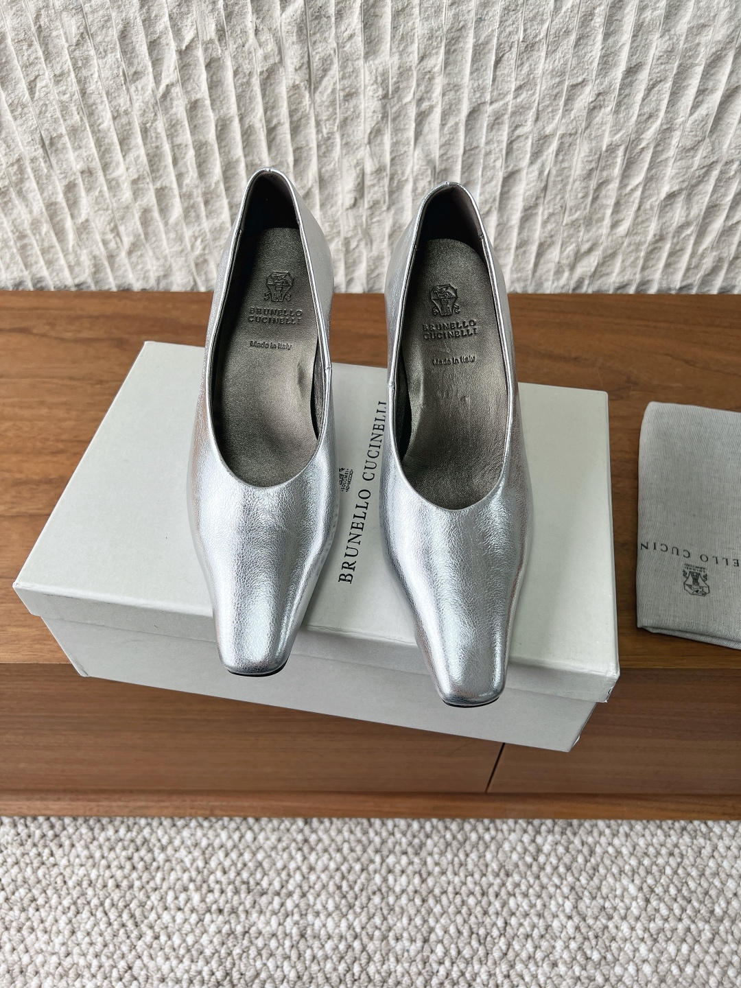 NO:748529,Brunello Cucinelli niche trendy brand 26ss spring and summer new style high heels square toe single shoes Square toe shoes have always been very feminine, elegant, refined, not hasty or slow, and have a kind of temperament that many loafers cannot match. But if pointed-toe high heels are tired after wearing them for a long time, then a pair of square-toe flat shoes that are easy to wear and look good is just needed. Imported cowhide, fine leather, foot feel is very important. Needless to say, there is no need to say more. Women understand the importance of a good pair of shoes.  Avoid all kinds of friction and wear on your feet. Delicate texture is a must. The upper is made of original imported cowhide/cow suede. The lining is sheepskin. The heel height is 7cm. The outsole is original customized Italian leather outsole. Size35-39 (40.41.42 custom-made, non-returnable), single shoes, brunello cucinelli, loafers, flats, high heels, cowhide, sheepskin, Leather soles19860909Brunello Cucinelli 小众潮牌 26ss春夏新款 高跟 方头 单鞋 方头鞋一贯是很有女人味的 优雅 精致不急不缓 是有一种气质的这是很多乐福鞋比拟不了的 但是如果尖头高跟鞋穿久了累 那么一双好穿好看的方头平底鞋就是刚需了 进口牛皮 皮质细腻 脚感很重要 这个不需要多说 女人太懂一双好鞋的重要性了 避免各种摩擦磨脚 细腻的质感就是必须要有的 鞋面采用原版进口牛皮/牛反绒 内里垫脚羊皮  跟高7cm 大底原版定制意大利真皮大底 Size35-39（40.41.42订做不退换）,单鞋,brunello cucinelli,loafers,flats,high heels,cowhide,sheepskin,Leather soles,Women's Shoes