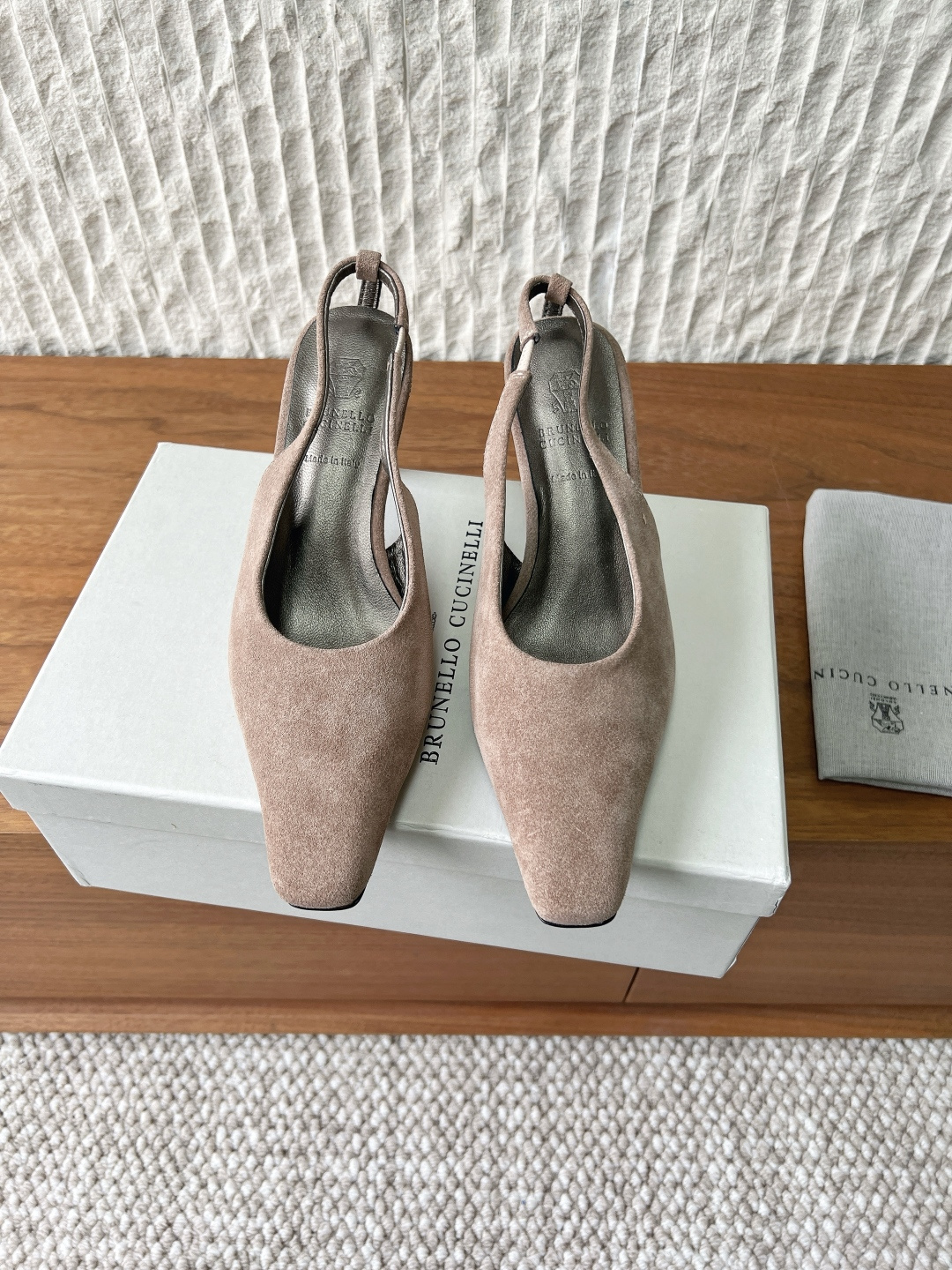 NO:748524,Brunello Cucinelli niche trendy brand 26ss spring and summer new style high heels square toe sandals Square toe shoes have always been very feminine, elegant, refined, not hasty or slow, and have a kind of temperament that many loafers cannot match. But if pointed-toe high heels are tired after wearing them for a long time, then a pair of square-toe flat shoes that are easy to wear and look good is just needed. Imported cowhide, fine leather, foot feel is very important. Needless to say, no need to say more, women know the importance of a good pair of shoes.  Avoid all kinds of friction and wear on your feet. Delicate texture is a must. The upper is made of original imported cowhide/cow suede. The lining is sheepskin. The heel height is 7cm. The outsole is original customized Italian leather outsole. Size35-39 (40.41.42 custom-made, non-returnable), sandals, brunello cucinelli, loafers, sandals, flats, high heels, cowhide, sheepskin, Leather soles19860909Brunello Cucinelli 小众潮牌 26ss春夏新款 高跟 方头 凉鞋 方头鞋一贯是很有女人味的 优雅 精致不急不缓 是有一种气质的这是很多乐福鞋比拟不了的 但是如果尖头高跟鞋穿久了累 那么一双好穿好看的方头平底鞋就是刚需了 进口牛皮 皮质细腻 脚感很重要 这个不需要多说 女人太懂一双好鞋的重要性了 避免各种摩擦磨脚 细腻的质感就是必须要有的 鞋面采用原版进口牛皮/牛反绒 内里垫脚羊皮  跟高7cm 大底原版定制意大利真皮大底 Size35-39（40.41.42订做不退换）,凉鞋,brunello cucinelli,loafers,sandals,flats,high heels,cowhide,sheepskin,Leather soles,Women's Shoes