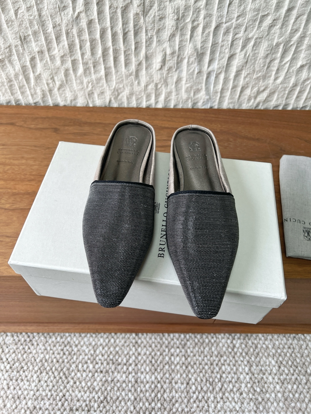 NO:748510,Brunello Cucinelli niche trendy brand 26ss spring and summer new style flat square toe half drag Square toe shoes have always been very feminine, elegant, refined, not hasty or slow, and have a kind of temperament that many loafers cannot match. But if pointed high heels are tired after wearing them for a long time, then a pair of square toe flat shoes that are easy to wear and look good is just needed. Imported cowhide, fine leather, foot feel is very important. Needless to say, this does not need to be said. Women know the importance of a good pair of shoes.  Avoid all kinds of friction and wear on your feet. Delicate texture is a must. The upper is made of original imported cowhide/cow suede. The lining is sheepskin. The outsole is original customized Italian leather outsole. Size35-39 (40.41.42 custom-made, non-returnable), half slippers, brunello cucinelli, loafers, flats, high heels, cowhide, sheepskin, Leather soles19860909Brunello Cucinelli 小众潮牌 26ss春夏新款 平底 方头 半拖 方头鞋一贯是很有女人味的 优雅 精致不急不缓 是有一种气质的这是很多乐福鞋比拟不了的 但是如果尖头高跟鞋穿久了累 那么一双好穿好看的方头平底鞋就是刚需了 进口牛皮 皮质细腻 脚感很重要 这个不需要多说 女人太懂一双好鞋的重要性了 避免各种摩擦磨脚 细腻的质感就是必须要有的 鞋面采用原版进口牛皮/牛反绒 内里垫脚羊皮  大底原版定制意大利真皮大底 Size35-39（40.41.42订做不退换）,半拖单鞋,brunello cucinelli,loafers,flats,high heels,cowhide,sheepskin,Leather soles,Women's Shoes