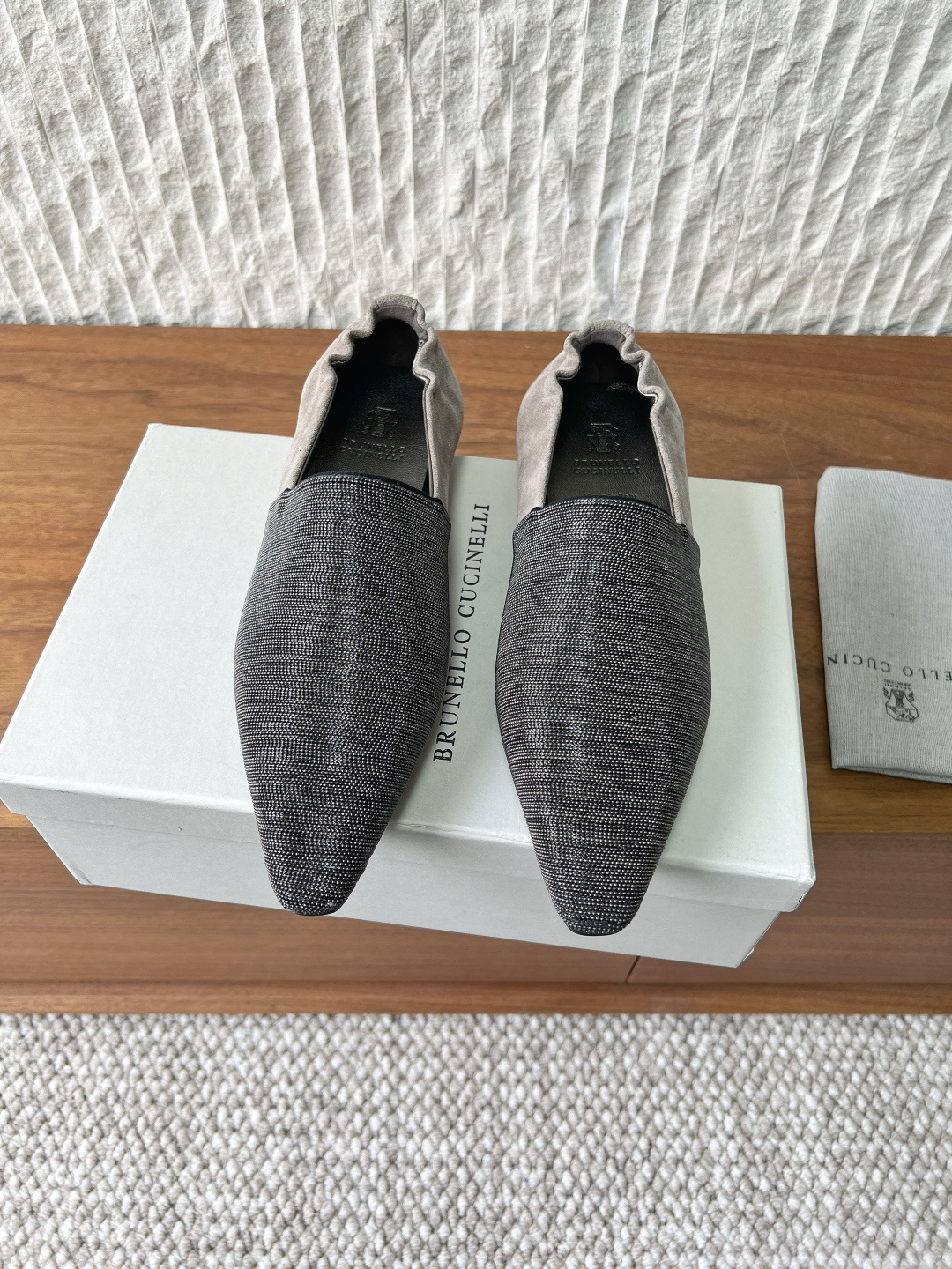 NO:748518,Brunello Cucinelli niche trendy brand 26ss spring and summer new style flat square toe single shoes loafers Square toe shoes have always been very feminine, elegant, refined, not hurried or slow, and have a kind of temperament that many loafers cannot match. But if pointed-toe high-heeled shoes are tired after wearing them for a long time, then a pair of square-toe flat shoes that are easy to wear and look good are just needed. Imported cowhide, fine leather, foot feel is very important. This needs no introduction.  Women know too well the importance of a good pair of shoes to avoid all kinds of friction and wear on the feet. Delicate texture is a must. The upper is made of original imported cowhide/cow suede. The lining is sheepskin. The outsole is original custom-made Italian leather outsole. Size35-39 (40.41.42 custom-made and non-returnable), half slippers, brunello cucinelli, loafers, flats, high heels, cowhide, sheepskin, Leather soles19860909Brunello Cucinelli 小众潮牌 26ss春夏新款 平底 方头 单鞋 乐福鞋 方头鞋一贯是很有女人味的 优雅 精致不急不缓 是有一种气质的这是很多乐福鞋比拟不了的 但是如果尖头高跟鞋穿久了累 那么一双好穿好看的方头平底鞋就是刚需了 进口牛皮 皮质细腻 脚感很重要 这个不需要多说 女人太懂一双好鞋的重要性了 避免各种摩擦磨脚 细腻的质感就是必须要有的 鞋面采用原版进口牛皮/牛反绒 内里垫脚羊皮  大底原版定制意大利真皮大底 Size35-39（40.41.42订做不退换）,半拖单鞋,brunello cucinelli,loafers,flats,high heels,cowhide,sheepskin,Leather soles,Women's Shoes