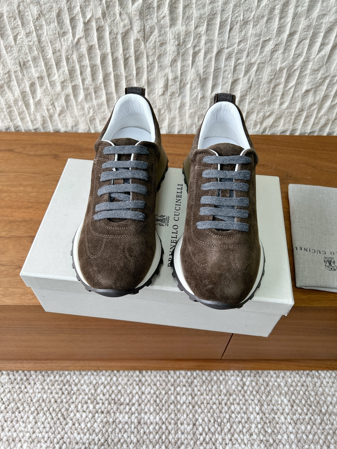 NO:748504,Brunello Cucinelli niche trendy brand 26ss early spring new style retro casual shoes sneakers BC is a well-known Italian brand with minimalist style and handmade bead chain accessories!  Retro and high-end!  Simple and elegant, it is a very attractive style!  The king of advanced jokers, completely irresistible!  The feet feel very good and comfortable!  It looks ordinary, but looks slim and handsome!  Fabric: Original custom calfskin/high mercerized smooth suede; Lining: sheepskin; Sole: Original custom Italian leather outsole; Size 35-39 (40.41.42 custom-made, non-returnable), casual shoes/sports shoes, brunello cucinelli, sneakers, cowhide, sheepskin, Leather soles19860909Brunello Cucinelli 小众潮牌 26ss早春新款 复古 休闲鞋 运动鞋 BC是意大利知名品牌,极简主义风格,纯手工串联珠链配饰！复古又高级！简约又大气,属于非常耐看的款式！ 高级百搭之王,完全没有抵抗力！脚感很好很舒服！看起来平平无奇,穿起来又瘦又帅！ 面料原版定制小牛皮/高丝光牛反毛 内里垫脚羊皮 鞋底原版定制意大利真皮大底 Size35-39（40.41.42定做不退换）,休闲鞋/运动鞋,brunello cucinelli,sneakers,cowhide,sheepskin,Leather soles,Women's Shoes