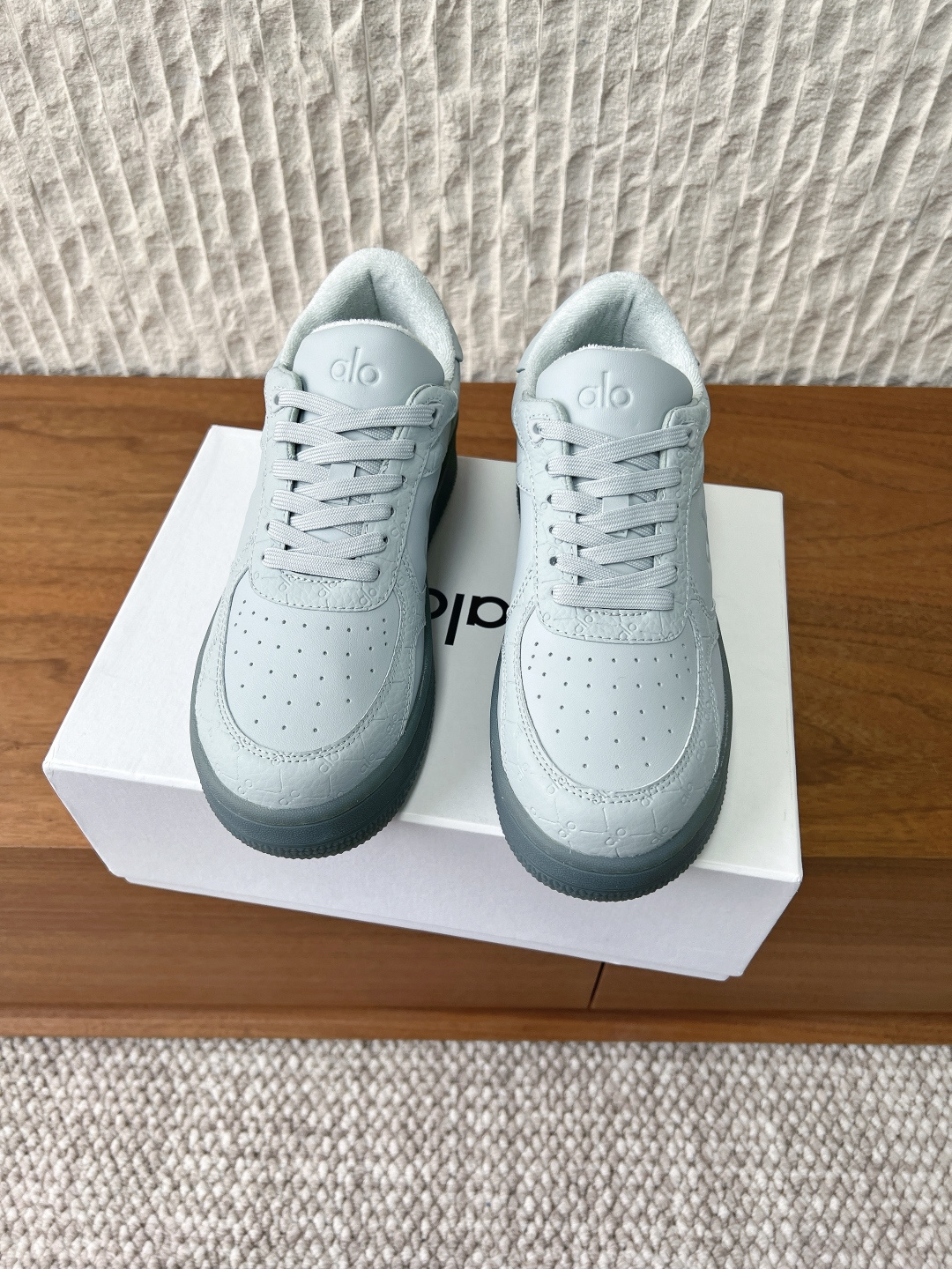 NO:750970,G100 ALO niche trendy brand 26ss spring and summer new style thick sole white shoes casual shoes This ALO understands girls better than Nike!  Super versatile on the feet!  And super comfortable!  It’s a thick-soled model but not heavy on the feet at all!  Very light!  It looks even better with socks!  And it’s the same model recommended by celebrities~the upper toes are taller and the legs are slimmer!  Super suitable for us little girls ~ The overall shoe is also a classic color-blocking and contrasting design with a delicate leather texture on the upper. The delivery counter is exquisitely packaged. The fabric is made of original imported first-layer cowhide. The inner lining is breathable terry velvet. The heel is 4cm. The sole is made of original molded non-slip rubber. Size35-40 (40 customizations are not returnable), casual shoes/sports shoes, sneakers, cowhide19860909G100 ALO 小众潮牌 26ss春夏新款 厚底 小白鞋 休闲鞋 这款alo比耐克更懂女生！上脚超级百搭！而且超级舒适！是厚底款但是上脚一点都不沉重！非常轻便！套上袜套搭配更好看！而且还是明星同款推荐～上脚增高显腿细！超级适合我们小个子女生～ 鞋子整体也是经典的拼色撞色设计搭配鞋面细腻的真皮纹路肌理感 配送专柜精美包装 面料采用原版进口头层牛皮 内里垫脚透气毛巾绒里 跟高4cm 鞋底原版开模防滑橡胶材质 Size35-40（40定制不退换）,休闲鞋/运动鞋,sneakers,cowhide,Women's Shoes