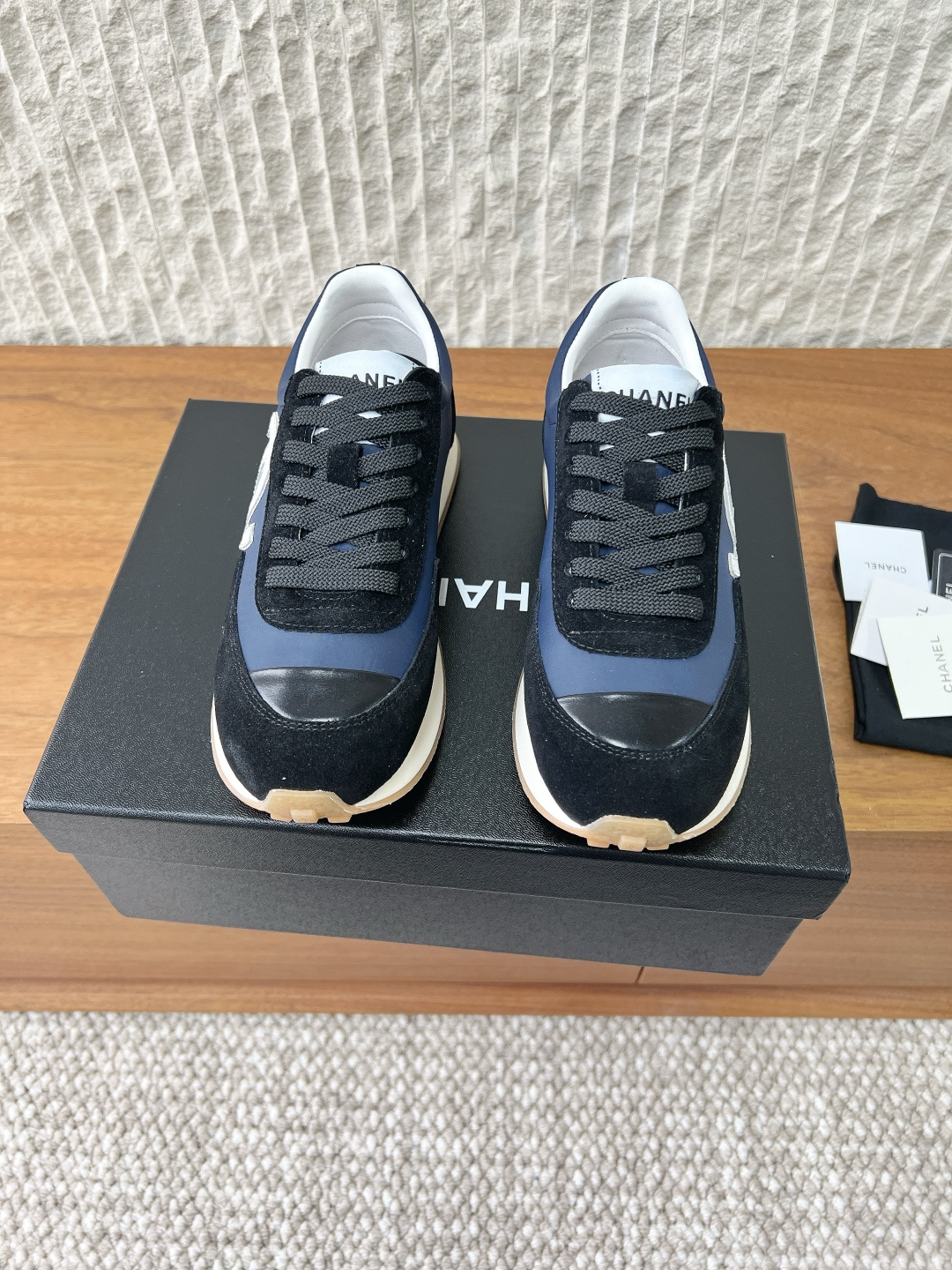 NO:750976,G039 Chanel Xiaoxiang 26P early spring new model, panda color, casual sports shoes, running shoes. Another super hot style, the love of Internet celebrity bloggers and ladies, various praises on social platforms, super popular, high quality, breathable, super spring and summer. Seeing this issue always arouses the inner desire of fashion in girls. The latest suede classic black and white color matching, full of fashion on the feet, easy to care for, and exquisite packaging.  The fabric is made of original imported cowhide/breathable mesh/cow suede, the inner foot pad is breathable mesh, the sole is original custom-made non-slip rubber outsole, Size35-40 (40 customized, non-returnable), casual shoes/sports shoes, chanel, sneakers, cowhide, chamois leather19860909G039 Chanel 小香 26P早春新款 熊猫配色 休闲 运动鞋 跑步鞋 又一超级大爆款,网红博主小姐姐们的挚爱,社交平台的各种夸赞,人气超高质感透气超级春夏 看到这期总能唤起少女内心对时髦的诉求 最新麂皮经典黑白配色 上脚时髦感十足 容易打理 配送精美包装 面料采用原版进口牛皮/透气网/牛反绒 内里垫脚透气网 鞋底原版定制防滑橡胶大底 Size35-40（40订做不退换）,休闲鞋/运动鞋,chanel,sneakers,cowhide,chamois leather,Women's Shoes