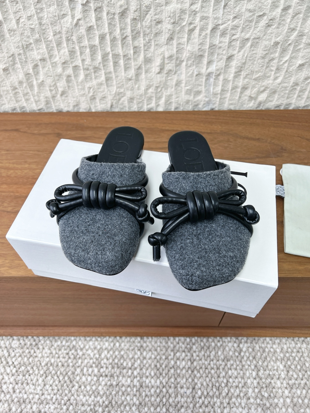 NO:751019,G281 LOEWE 26ss spring and summer new flat bottom retro Birkenstock half-trailer. I bought the original version with the details in place. This will be a trend-setting version and worth owning. It has a unique fashion-leading style and is highly recommended to be stocked. The shoe shape is great and the leather is soft. The back-stepping design is extremely comfortable and is very versatile when paired with dresses and leggings. The upper is made of original imported calfskin and the lining is sheepskin.  Outsole Original customized Italian leather outsole Size 35-39 (40.41.42 customization is non-returnable), semi-trailer, loewe, loewe, skirts, cowhide, sheepskin, Leather soles19860909G281 LOEWE 罗意威 26ss春夏新款 平底 复古 勃肯 半拖 原版购入,细节把控到位.这将是引爆潮流的一款爆版,值得拥有.独具时尚潮流领先风格,强烈推荐备货购入 鞋型韵味超赞,皮质柔软.可后踩的设计舒适度极高,搭配连衣裙束脚工裤装非常百搭的一款 鞋面采用原版进口小牛皮 内里垫脚羊皮 大底原版定制意大利真皮大底 码数35-39 (40.41.42定制不退换),半拖,loewe,loewe,skirts,cowhide,sheepskin,Leather soles,Women's Shoes