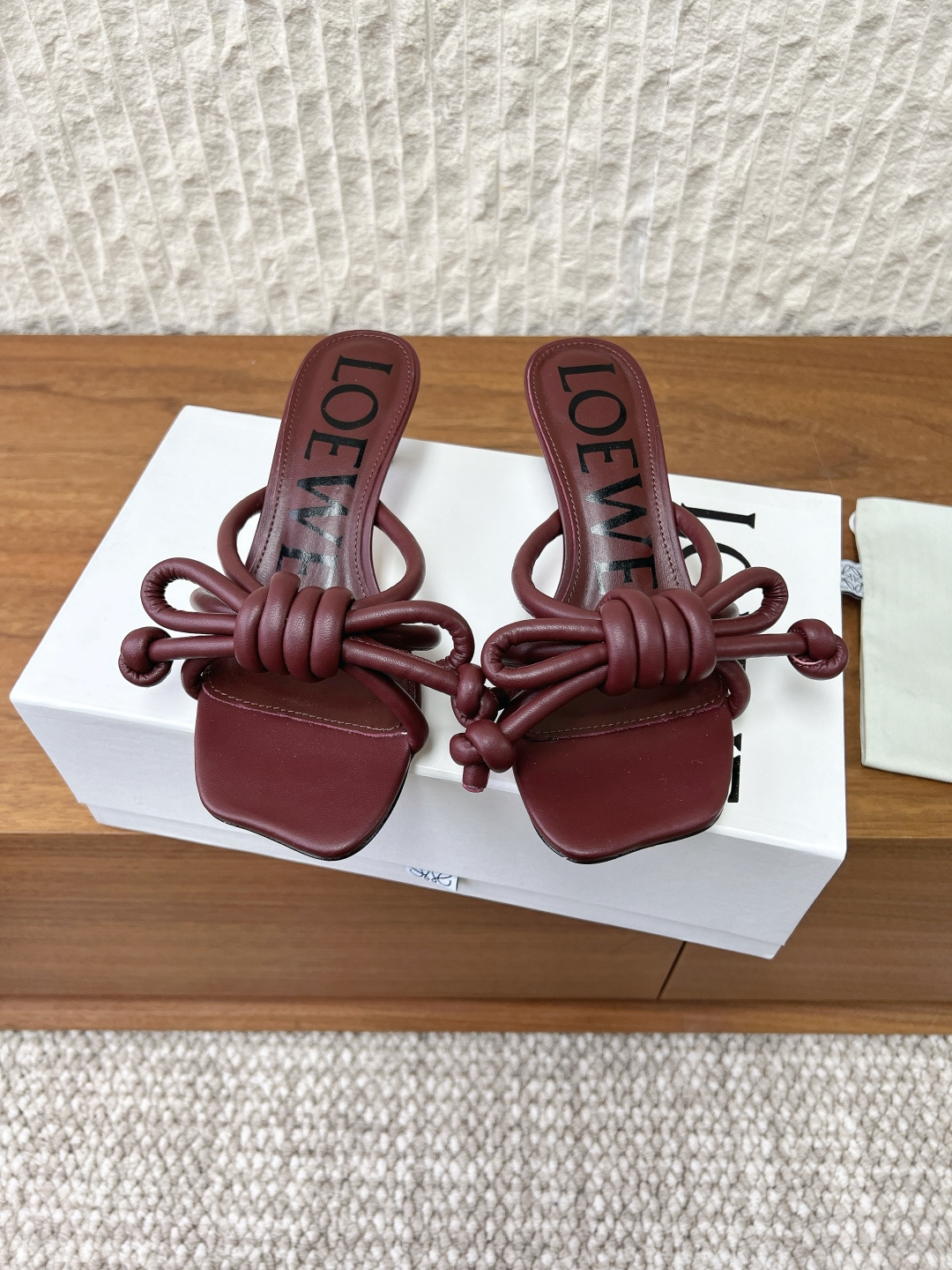 NO:751014,G281 LOEWE 26ss spring and summer new style bow cat heel retro slippers. Purchased as an original version, the details are in place. This will be a trend-setting version, worth owning. It has a unique fashion-leading style, and it is highly recommended to stock up. The shoe shape is great, and the leather is soft. The back-stepping design is extremely comfortable, and it is very versatile when paired with dresses and leggings. The upper is made of original imported calfskin and the lining is sheepskin.  Heel height 4.5cm, original customized Italian leather outsole, size 35-39 (40.41.42 customized, non-returnable), slippers, loewe, loewe, slippers, skirts, cowhide, sheepskin, Leather soles19860909G281 LOEWE 罗意威 26ss春夏新款 蝴蝶结 猫跟 复古 拖鞋 原版购入,细节把控到位.这将是引爆潮流的一款爆版,值得拥有.独具时尚潮流领先风格,强烈推荐备货购入 鞋型韵味超赞,皮质柔软.可后踩的设计舒适度极高,搭配连衣裙束脚工裤装非常百搭的一款 鞋面采用原版进口小牛皮 内里垫脚羊皮 跟高4.5cm 大底原版定制意大利真皮大底 码数35-39 (40.41.42定制不退换),拖鞋,loewe,loewe,slippers,skirts,cowhide,sheepskin,Leather soles,Women's Shoes