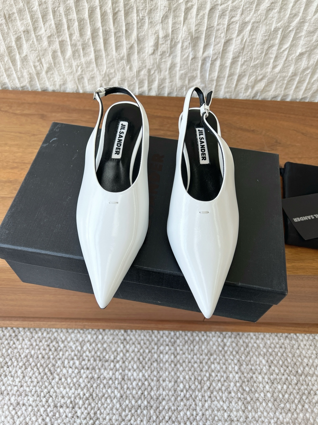 NO:751004,G259 Jil sander 26ss early spring new style kitten heel pointed toe shoes This pair of pointed toe shoes is the best to wear. It is a representative of minimalist high-end style. It is too out of the ordinary and very slim. You must have a pair in summer. It can be matched with anything and is full of fashion. It is a shoe that has no running-in period. It is easy to wear and go well with. I bought it purely because of the appearance of this pair of shoes. Recently, I found that I can’t think of what shoes to wear when I go out.  You can't go wrong with it. It's so versatile and often the finishing touch of the whole set. The upper is made of original imported cowhide. The lining is made of cowhide. The heel height is 3.5cm. The outsole is original custom-made Italian leather outsole. The size is 35-39 (40.41 custom-made and non-refundable). Sandals, jil sander, jil sander, sandals, cowhide, Leather soles19860909G259 Jil sander 吉尔桑达 26ss早春新款 小猫跟 尖头 单鞋 这双堪称最好穿的尖头鞋 极简高级风的代表 太出圈了 非常显脚瘦 夏季一定要有一对 搭配啥都时髦感满满 没有磨合期的一款鞋 好穿好走好搭配 之前纯属是被这双鞋颜值所吸引买的 近段时间发现出门想不到穿什么鞋的时候 搭配它都不会出错 好百搭 而且往往起到整套搭配的点睛之笔 鞋面采用原版进口牛皮 内里垫脚牛皮 跟高3.5cm 大底原版定制意大利真皮大底 码数35-39（40.41定做不退换）,凉鞋,jil sander,jil sander,sandals,cowhide,Leather soles,Women's Shoes