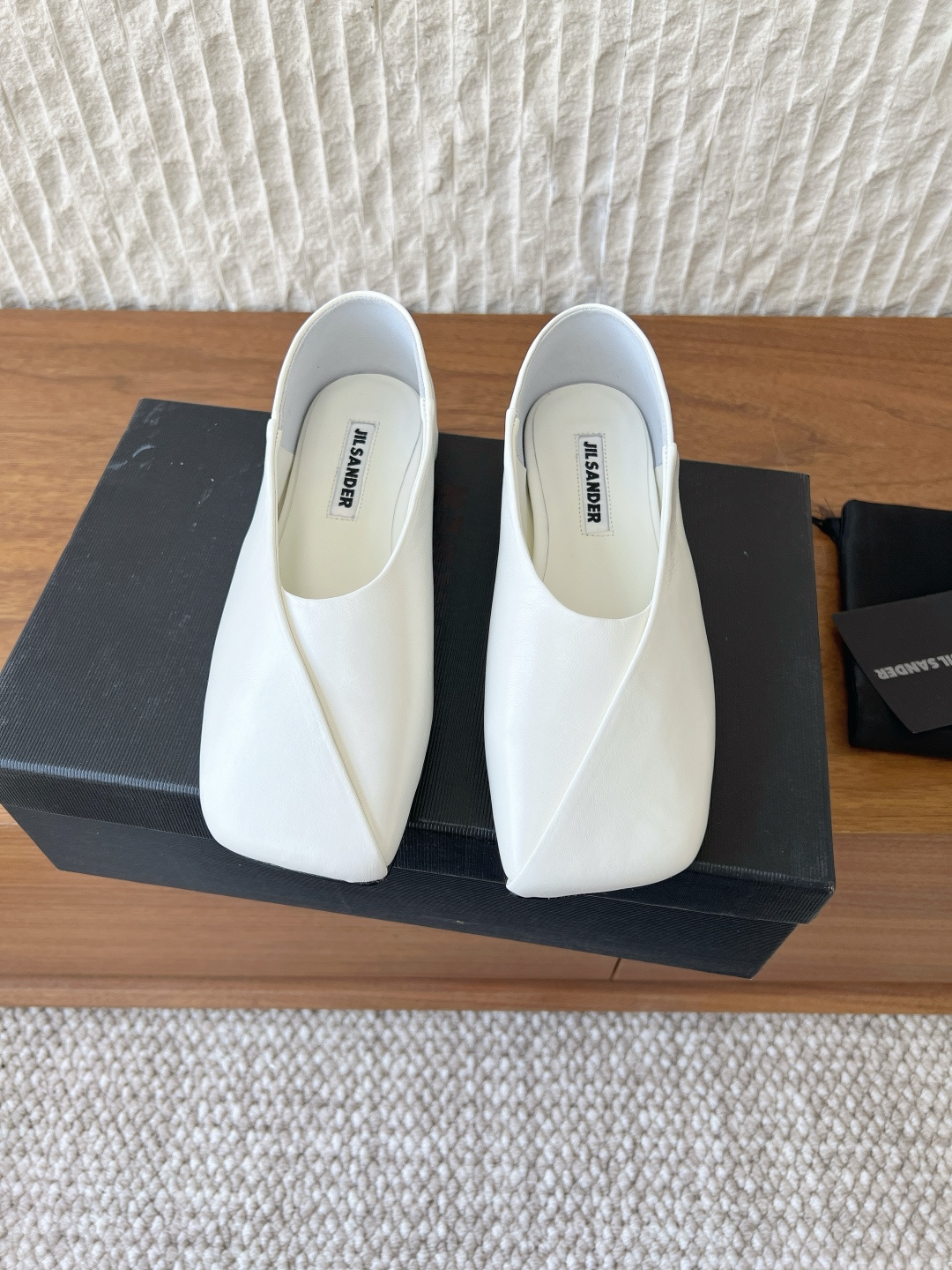 NO:750998,G259 Jil Sander 26ss early spring new flat-soled square-toe shoes are designed with the rational aesthetics of German design to create a minimalist shoe model. The neat and large square toe outlines the architectural outline, and only uses precise lines and pure styles to highlight the sense of luxury. The brand's iconic 'minimalist' philosophy runs throughout. Invisible stitching and same-color stitching hide ingenuity. Pair it with suit pants for neat commuting, and embellish the long skirt with gentleness and elegance.  This pair of shoes that is both practical and sculptural allows low-key luxury to be integrated into daily walks, becoming a timeless classic in the wardrobe that spans seasons. The upper is made of original imported cowhide, and the lining is tiptoe sheepskin. The outsole is an original custom-made Italian leather outsole. Size 35-39 (40.41 custom-made, non-refundable), single shoes, jil sander, jil sander, skirts, business suit, cowhide, sheepskin, Leather soles19860909G259 Jil Sander 吉尔桑达 26ss早春新款 平底 方头 单鞋 以德国设计的理性美学 雕琢极简主义的鞋履范本. 利落大方头勾勒建筑感轮廓 仅以精准线条与纯粹版型彰显高级感. 品牌标志性的“极简”哲学贯穿始终 隐形缝线与同色系车线暗藏匠心 搭配西装裤利落通勤 点缀长裙温柔雅致. 这双兼具实穿性与雕塑感的单鞋 让低调奢感融入日常步履 成为衣橱中跨越季节的永恒经典. 鞋面采用原版进口牛皮 内里踮脚羊皮 大底原版定制意大利真皮大底 码数35-39（40.41定做不退换）,单鞋,jil sander,jil sander,skirts,business suit,cowhide,sheepskin,Leather soles,Women's Shoes