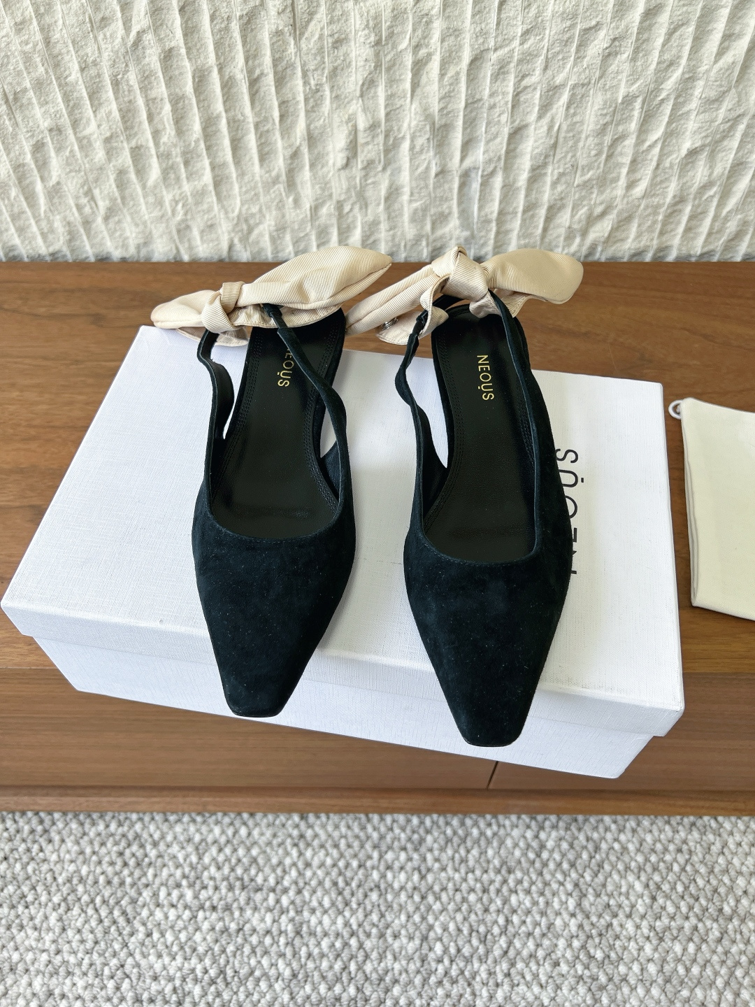 NO:750993,G259 NEOUS niche trendy brand 26ss spring and summer new style Pointed toe back bow sandals The bow in Neous's hands is no longer a girlish symbol, but a miniature abstract sculpture. This pair of pointed toe back sandals outlines the softest image with the neatest lines.  The bow is not tied, but grows from the upper - the two strips of leather meet, twist and freeze, like the last fingerprint left by a sculptor on the clay. The pointed toe extends forward, elongating the visual proportion of the leg; the design of the back space reveals the slender arc of the ankle, which is the most elegant white space in body language. The upper is made of original imported cowhide/cow suede, and the lining is made of cowhide. The outsole is original custom-made Italian leather outsole.  Size35-39 (40.41 custom-made, non-refundable), single shoes, sandals, cowhide, Leather soles19860909G259 NEOUS 小众潮牌 26ss春夏新款 尖头后空 蝴蝶结 凉鞋 蝴蝶结在Neous手里,不再是少女感的符号,而是一座微型的抽象雕塑. 这双尖头后空凉鞋,用最利落的线条勾勒出最柔软的意象. 蝴蝶结不是系上去的,是从鞋面生长出来的——两道皮革交汇、扭转、定格,像雕塑家在黏土上留下的最后一个指印. 尖头向前延伸,拉长腿部的视觉比例；后空的设计露出脚踝最纤细的弧线,那是身体语言中最优雅的留白. 鞋面采用原版进口牛皮 /牛反绒 内里垫脚牛皮 大底原版定制意大利真皮大底 Size35-39（40.41定做不退换）,单鞋,sandals,cowhide,Leather soles,Women's Shoes