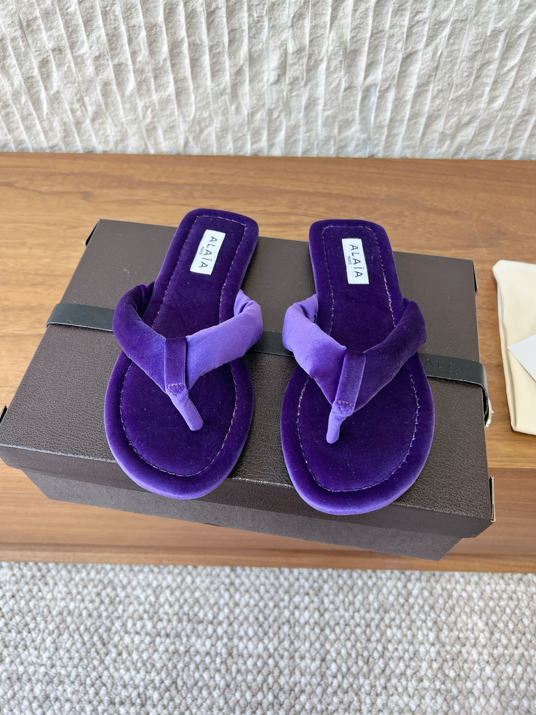 NO:750974,G101 ALAA Alaya 26ss early spring new style flat velvet thong slippers are based on classic flip-flops. The shoe shape is neat and pure without unnecessary decoration. It only relies on velvet material to convey a sense of luxury and is suitable for a variety of styles. The flip-flop uses widened velvet fabric, which avoids the pain points of traditional flip-flops and takes into account both style and comfort.  Highly saturated colors can inject vitality into basic outfits. They can be matched with to create a casual daily look, or combined with a suit to create a mixed style. The upper is made of original imported velvet cloth, the lining is velvet cloth for the feet, and the outsole is original custom-made anti-slip rubber outsole. Size35-39 (customized for 40 yuan, non-returnable), split-toe shoes, slippers, business suit19860909G101 ALAA 阿莱亚 26ss早春新款 平底 丝绒 夹趾 拖鞋 以经典人字拖为基础,鞋型利落纯粹,没有多余装饰 仅靠丝绒材质传递奢华感,适配多种穿搭风格. 夹脚处采用加宽的丝绒面料,避免了传统人字拖磨脚的痛点,兼顾了造型感与舒适度. 高饱和色彩能为基础款穿搭注入活力,既能搭配、打造随性日常造型,也能与、西装组合出混搭风格. 鞋面采用原版进口丝绒布 内里垫脚丝绒布 大底原版定制防滑橡胶大底 Size35-39（40定做不退换）,分趾鞋,slippers,business suit,Women's Shoes