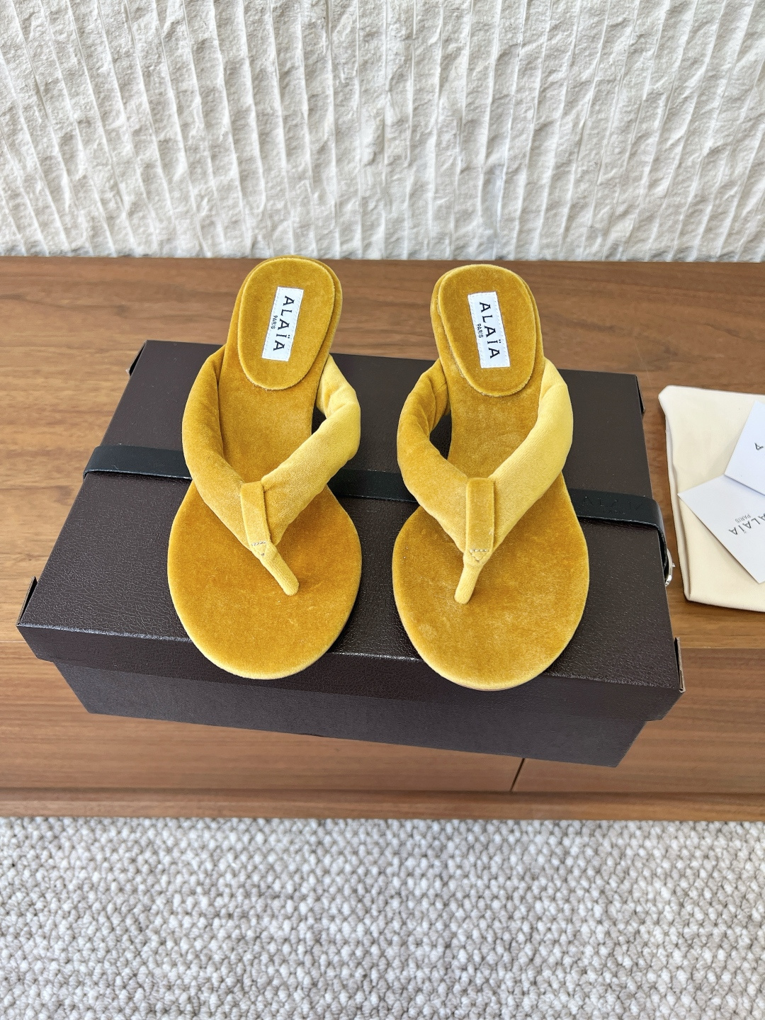 NO:750980,G101 ALAA Alaya 26ss early spring new cat heel velvet flip-flop slippers are based on classic flip-flops. The shoe shape is neat and pure without unnecessary decoration. It only relies on velvet material to convey a sense of luxury and is suitable for a variety of dressing styles. The flip-flop uses widened velvet fabric, which avoids the pain points of traditional flip-flops and takes into account both style and comfort.  Highly saturated colors can inject vitality into basic outfits, which can be matched with casual daily looks or combined with suits to create a mixed style. The upper is made of original imported velvet cloth, the lining is velvet cloth for the feet, and the heel height is 5.5cm. The outsole is an original custom-made anti-slip rubber outsole. Size35-39 (customized for 40 yuan, non-returnable), split-toe shoes, slippers, business suit19860909G101 ALAA 阿莱亚 26ss早春新款 猫跟 丝绒 夹趾 拖鞋 以经典人字拖为基础,鞋型利落纯粹,没有多余装饰 仅靠丝绒材质传递奢华感,适配多种穿搭风格. 夹脚处采用加宽的丝绒面料,避免了传统人字拖磨脚的痛点,兼顾了造型感与舒适度. 高饱和色彩能为基础款穿搭注入活力,既能搭配、打造随性日常造型,也能与、西装组合出混搭风格. 鞋面采用原版进口丝绒布 内里垫脚丝绒布 跟高5.5cm 大底原版定制防滑橡胶大底 Size35-39（40定做不退换）,分趾鞋,slippers,business suit,Women's Shoes