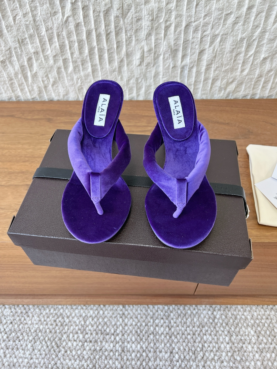 NO:750987,G101 ALAA Alaya 26ss early spring new high-heeled velvet flip-flops are based on classic flip-flops. The shoe shape is neat and pure without unnecessary decoration. It only relies on velvet material to convey a sense of luxury and is suitable for a variety of styles. The flip-flop uses widened velvet fabric, which avoids the pain points of traditional flip-flops and takes into account both style and comfort.  Highly saturated colors can inject vitality into basic outfits, which can be matched with casual daily looks or combined with suits to create a mixed style. The upper is made of original imported velvet cloth, the lining is velvet cloth for the feet, and the heel height is 8.5cm. The outsole is an original custom-made anti-slip rubber outsole. Size35-39 (customized for 40 yuan, non-refundable), split-toe shoes, slippers, business suit19860909G101 ALAA 阿莱亚 26ss早春新款 高跟 丝绒 夹趾 拖鞋 以经典人字拖为基础,鞋型利落纯粹,没有多余装饰 仅靠丝绒材质传递奢华感,适配多种穿搭风格. 夹脚处采用加宽的丝绒面料,避免了传统人字拖磨脚的痛点,兼顾了造型感与舒适度. 高饱和色彩能为基础款穿搭注入活力,既能搭配、打造随性日常造型,也能与、西装组合出混搭风格. 鞋面采用原版进口丝绒布 内里垫脚丝绒布 跟高8.5cm 大底原版定制防滑橡胶大底 Size35-39（40定做不退换）,分趾鞋,slippers,business suit,Women's Shoes