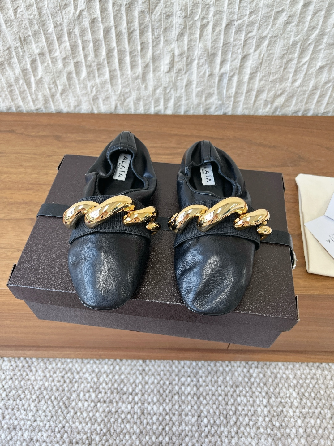 NO:750968,G101 Alaia Alaia 26ss early spring new chain-decorated flat-soled shoes. The natural pleated design of the shoe body brings a lazy and casual temperament. The metal chain is made of thick golden brass, with a polished surface and a strong luster. The double-layer staggered metal chain on the upper is the brand's iconic element, both recognizable and decorative. The lace-less slip-on design is easy to put on and take off, and the cut to fit the instep ensures stability when walking.  The upper is made of original imported sheepskin, the lining is sheepskin, and the sole is original custom-made Italian leather outsole Size 35-39 (customized for 40 yuan, non-returnable), ballet shoes, alaia, sheepskin, Leather soles19860909G101 Alaia 阿莱亚 26ss早春新款 链条装饰平底 单鞋 鞋身自然褶皱的设计自带慵懒随性的气质 金属链条选用厚重的金色黄铜材质,表面经过抛光处理,光泽感强烈 鞋面上的双层交错金属链条是品牌标志性元素,兼具辨识度与装饰性 无鞋带的套脚设计穿脱便捷,贴合脚面的剪裁保证了行走时的稳定性. 鞋面采用原版进口羊皮 内里垫脚羊皮 鞋底原版定制意大利真皮大底 Size35-39（40定做不退换）,芭蕾舞鞋,alaia,sheepskin,Leather soles,Women's Shoes