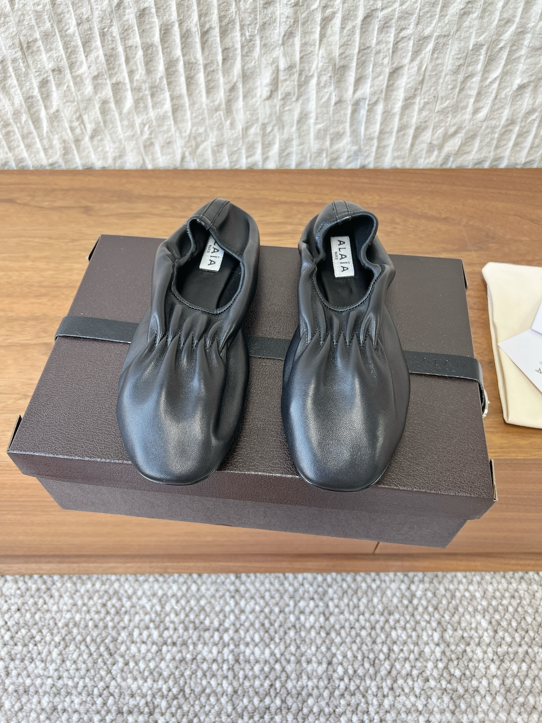 NO:751017,G101 ALAA Alaya 26ss early spring new elastic pleated flat shoes. The upper is made of top-grade lambskin, which is as soft and delicate as clouds and has natural wrinkle texture. As it is worn, it will gradually fit the foot shape and become more comfortable as it wears. The toe adopts a slightly pointed oval cut to visually modify the foot shape without appearing bloated.  The elastic pleated design of the shoe mouth has both elasticity and wrapping feeling, which can fit the ankle and adapt to different foot shapes. There is no unnecessary decoration on the whole, only the brand logo is used as the logo, showing minimalist luxury. The upper is made of original imported sheepskin, the lining is sheepskin, and the outsole is original customized Italian leather outsole. Size35-39 (40 customizations are not returnable), ballet shoes, sheepskin, Leather soles19860909G101 ALAA 阿莱亚 26ss早春新款 松紧 褶皱 平底 单鞋 鞋面采用顶级小羊皮,触感如云朵般柔软细腻,自带自然的褶皱肌理 随着穿着会逐渐贴合脚型,越穿越贴合舒适. 鞋头采用微尖的椭圆剪裁,视觉上修饰脚型且不显臃肿 鞋口的松紧褶皱设计兼具弹性与包裹感,既能贴合脚踝,又能适应不同脚型 整体无多余装饰,仅以品牌 Logo 作为标识,尽显极简奢华. 鞋面采用原版进口羊皮 内里垫脚羊皮 大底原版定制意大利真皮大底 Size35-39（40定制不退换）,芭蕾舞鞋,sheepskin,Leather soles,Women's Shoes