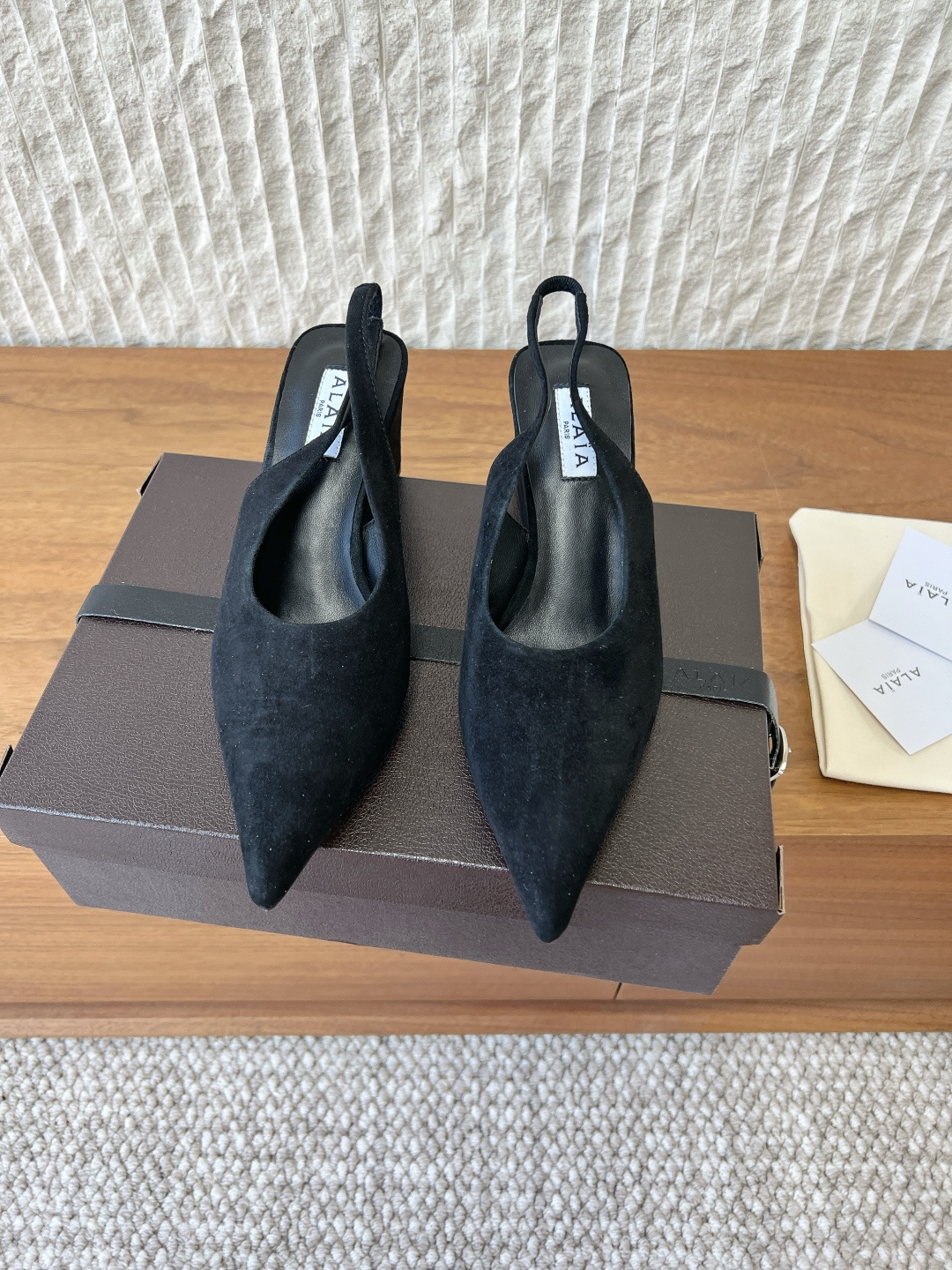 NO:751012,G101 ALAA Alaya 26ss new spring and summer wedge heel pointed toe sandals. This pair of shoes is really full of relaxation!  Super comfortable on the feet. A wearable and fashionable pair with different styles, you can easily control different styles. Whether it is jeans, suit pants, or pleated skirts, it can upgrade your outfit to fashion. The upper is made of original imported cow suede. The lining is sheepskin. The heel height is 6.5cm. The original custom-made Italian leather outsole. Size35-39 (40 orders are not returnable), high-heeled sandals, sandals, high heels, skirts, jeans, business  suit,sheepskin,leather soles19860909G101 ALAA 阿莱亚 26ss春夏新款 坡跟 尖头 凉鞋 这双鞋真的松弛感拉满！ 上脚超级舒适 好穿又时髦的一双配上不同款式,不同风格都能轻松驾驭 无论牛仔裤,西装裤,还是百褶裙,都能将你的穿搭提升到时尚 鞋面采用原版进口牛反绒 内里垫脚羊皮 跟高6.5cm 大底原版定制意大利真皮大底 Size35-39（40订做不退换）,高跟鞋凉鞋,sandals,high heels,skirts,jeans,business suit,sheepskin,Leather soles,Women's Shoes