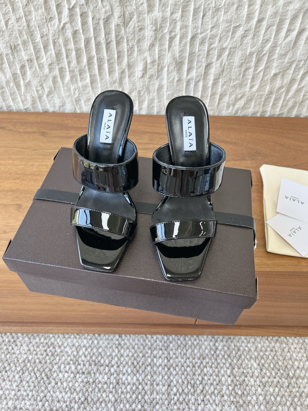 NO:750996,G902 ALAIA ALAIA 26ss new spring and summer style square toe cube wedge heel mule slippers. This wedge heel mule shoe has a square toe design and a unique cube heel. It is made of fine sheepskin leather. It can easily create a fashionable and modern feeling. Stripping off redundant decorations creates a minimalist and highly recognizable mule shoe silhouette. The neat thick heel perfectly combines aura and practicality.  As a daily interpretation of a haute couture house, it is not only a neat standard for commuting in the workplace, but also a lazy tool for dinner appointments. Every step is based on the precise scale of French avant-garde aesthetics. The upper is made of original imported sheep/cow leather, the lining is sheepskin, and the heel height is 10cm. The sole is original custom injection molded Italian leather outsole. Size35-39 (40.41.42 custom-made, non-returnable), high-heeled shoes and slippers, alaia, high  heels,slippers,cowhide,sheepskin,sheep,Leather soles19860909G902 ALAIA 阿莱亚 26ss春夏新款 方头 立方体 坡跟 穆勒拖鞋 这款坡跟穆勒鞋,方头设计,搭配别具一格的立方体鞋跟,采用细腻羊猄皮制成. 轻松营造时尚摩登之感. 剥离冗余装饰 构筑出极简又极具辨识度的穆勒鞋廓形 利落粗跟将气场与实穿性完美融合 作为高定屋的日常化诠释 它既是职场通勤的利落标配 也是晚宴赴约的慵懒利器 每一步都踩在法式先锋美学的精准刻度上 鞋面采用原版进口羊猄/牛皮 内里垫脚羊皮 跟高10cm 鞋底原版定制注塑意大利真皮大底 Size35-39（40.41.42定做不退换）,高跟鞋拖鞋,alaia,high heels,slippers,cowhide,sheepskin,sheep,Leather soles,Women's Shoes