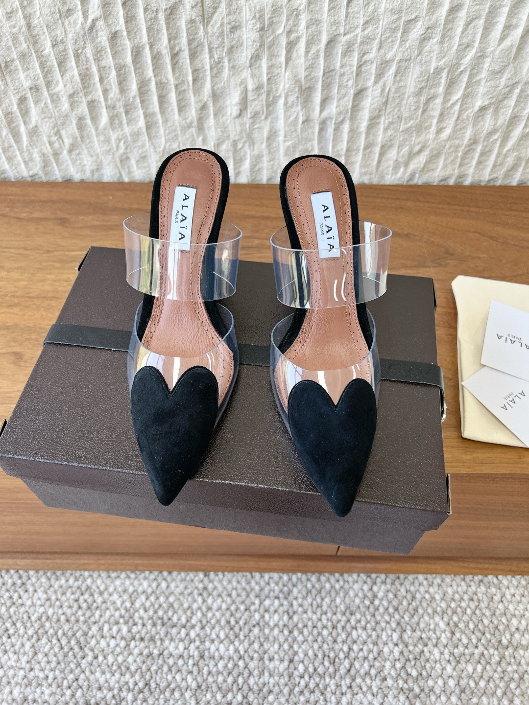 NO:751007,G902 ALAA Alaa 26ss spring and summer new style love film cube wedge pointed toe half drag Alaa is the most popular genius designer brand in the past two years. Its simple design and luxurious texture will make you fall in love with it. If you don’t want to hit the streets, you can check out this brand. It is relatively niche but is so easy to match. You can see this brand everywhere on ins and Xiaohongshu!  The upper is made of original imported film/patent leather/cow suede, the lining is sheepskin, the heel height is 8.5cm, the outsole is original custom injection molded Italian leather outsole, Size 35-39 (40.41.42, customization is non-returnable), high heels and slippers, high heels, slippers, sheepskin, Leather soles19860909G902 ALAA 阿莱亚 26ss春夏新款 爱心胶片 立方体 坡跟 尖头 半拖 Alaa作为这两年最受欢迎的鬼才设计师品牌 设计简单、奢华的质感让你爱不释手 不想满大街撞款的可以看看这个品牌,比较小众却又是那么好搭配 ins、小红书随处可见这个品牌的身影！ 鞋面采用原版进口胶片/漆皮/牛反绒 内里垫脚羊皮 跟高8.5cm 大底原版定制注塑意大利真皮大底 Size35-39（40.41.42 定制不退换）,高跟鞋拖鞋,high heels,slippers,sheepskin,Leather soles,Women's Shoes