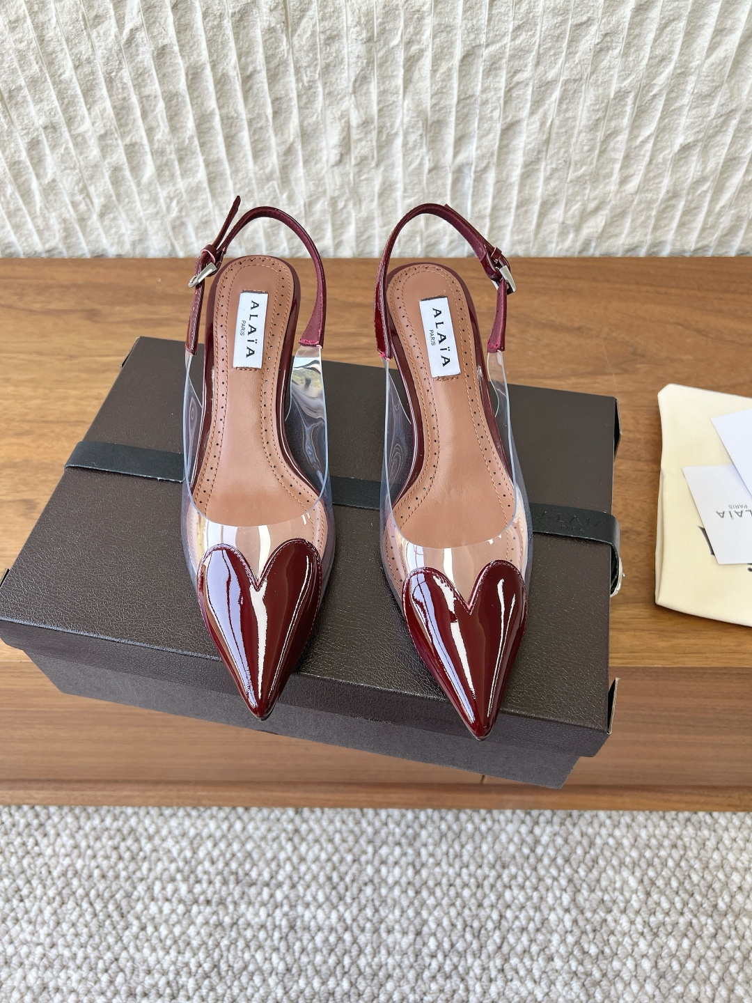 NO:757685,G902 Alala Alaya 26ss spring and summer new style love film pointed toe cat heel empty back sandals. Countless famous designers regard him as 'Designer of Designers' and he has influenced the style of many people!  These Alai@ design elements are still appearing on the runways of major brands. They are super popular and look great on your feet!  Here comes the high love high-love high-heeled shoes that everyone on the Internet has got a pair of. These PVC high-heeled shoes are decorated with exquisite heart-shaped decorations. The brand's new elegant shoe style is casual, comfortable, and fashionable. It comes in a variety of colors to match different occasions. Overseas bloggers have a pair!  Upper: Made of original imported PVC/imported patent leather Inner pads: Sheepskin Heel height 4.5cm Outsole: Original custom-made Italian primary color leather outsole Size: 35-39 (40.41.42 custom-made non-refundable), high-heeled sandals, alaia, sandals, high heels, sheepskin, Leather soles19860909G902 Alala 阿莱亚 26ss春夏新款 爱心 胶片尖头 猫跟 后空凉鞋 无数的名设计师都把他看作“DesignerofDesigners”更影响着很多人的风格！ 这些Alai@的设计元素不是仍不断出现在各大品牌的秀台上、超级火爆,上脚美爆啦！ 外网大博人手一双的high love爱心高跟鞋来啦~ 这款PVC高跟鞋采用精美心形装饰搭配 品牌全新的优雅鞋型 休闲舒适兼备具时髦利落 多种颜色搭配不同场合 海外博主人手一双！ 鞋面: 采用原装进口PVC/进口漆皮 内里垫脚: 羊皮 跟高4.5cm 大底: 原版定制意大利原色真皮大底 Size: 35-39（40.41.42订做不退换）,高跟鞋凉鞋,alaia,sandals,high heels,sheepskin,Leather soles,Women's Shoes