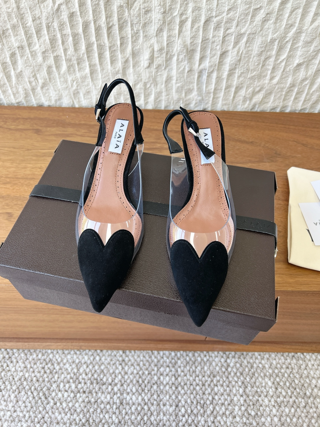 NO:757692,G902 Alala Alaya 26ss spring and summer new style love film pointed toe cat heel empty back sandals. Countless famous designers regard him as 'Designer of Designers' and he has influenced the style of many people!  These Alai@ design elements are still appearing on the runways of major brands. They are super popular and look great on your feet!  Here comes the high love high-love high-heeled shoes that everyone on the Internet has got a pair of. These PVC high-heeled shoes are decorated with exquisite heart-shaped decorations. The brand's new elegant shoe style is casual, comfortable, and fashionable. It comes in a variety of colors to match different occasions. Overseas bloggers have a pair!  Upper: Made of original imported PVC/imported patent leather/cow suede Inner pads: sheepskin Heel height 4.5cm Outsole: Original custom-made Italian primary color leather outsole Size: 35-39 (40.41.42 custom-made non-refundable), high-heeled sandals, alaia, sandals, high heels, sheepskin, Leather soles19860909G902 Alala 阿莱亚 26ss春夏新款 爱心 胶片尖头 猫跟 后空凉鞋 无数的名设计师都把他看作“DesignerofDesigners”更影响着很多人的风格！ 这些Alai@的设计元素不是仍不断出现在各大品牌的秀台上、超级火爆,上脚美爆啦！ 外网大博人手一双的high love爱心高跟鞋来啦~ 这款PVC高跟鞋采用精美心形装饰搭配 品牌全新的优雅鞋型 休闲舒适兼备具时髦利落 多种颜色搭配不同场合 海外博主人手一双！ 鞋面: 采用原装进口PVC/进口漆皮/牛反绒 内里垫脚: 羊皮 跟高4.5cm 大底: 原版定制意大利原色真皮大底 Size: 35-39（40.41.42订做不退换）,高跟鞋凉鞋,alaia,sandals,high heels,sheepskin,Leather soles,Women's Shoes