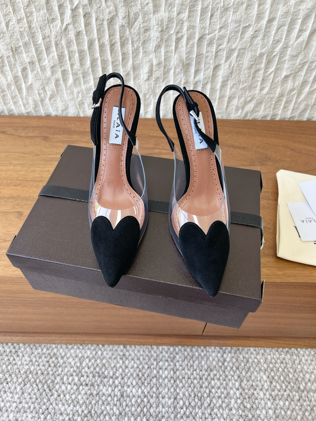 NO:757699,G902 Alala Alaya 26ss spring and summer new style love film pointed toe high heels empty back sandals. Countless famous designers regard him as 'Designer of Designers' and he has influenced the style of many people!  These Alai@ design elements are still appearing on the runways of major brands. They are super popular and look great on your feet!  Here comes the high love high-love high-heeled shoes that everyone on the Internet has got a pair of. These PVC high-heeled shoes are decorated with exquisite heart-shaped decorations. The brand's new elegant shoe style is casual, comfortable, and fashionable. It comes in a variety of colors to match different occasions. Overseas bloggers have a pair!  Upper: Made of original imported PVC/imported patent leather Inner pads: Sheepskin Heel height 10cm Outsole: Original custom-made Italian primary color leather outsole Size: 35-39 (40.41.42 custom-made non-refundable), high-heeled sandals, alaia, sandals, high heels, sheepskin, Leather soles19860909G902 Alala 阿莱亚 26ss春夏新款 爱心 胶片尖头 高跟 后空凉鞋 无数的名设计师都把他看作“DesignerofDesigners”更影响着很多人的风格！ 这些Alai@的设计元素不是仍不断出现在各大品牌的秀台上、超级火爆,上脚美爆啦！ 外网大博人手一双的high love爱心高跟鞋来啦~ 这款PVC高跟鞋采用精美心形装饰搭配 品牌全新的优雅鞋型 休闲舒适兼备具时髦利落 多种颜色搭配不同场合 海外博主人手一双！ 鞋面: 采用原装进口PVC/进口漆皮 内里垫脚: 羊皮 跟高10cm 大底: 原版定制意大利原色真皮大底 Size: 35-39（40.41.42订做不退换）,高跟鞋凉鞋,alaia,sandals,high heels,sheepskin,Leather soles,Women's Shoes