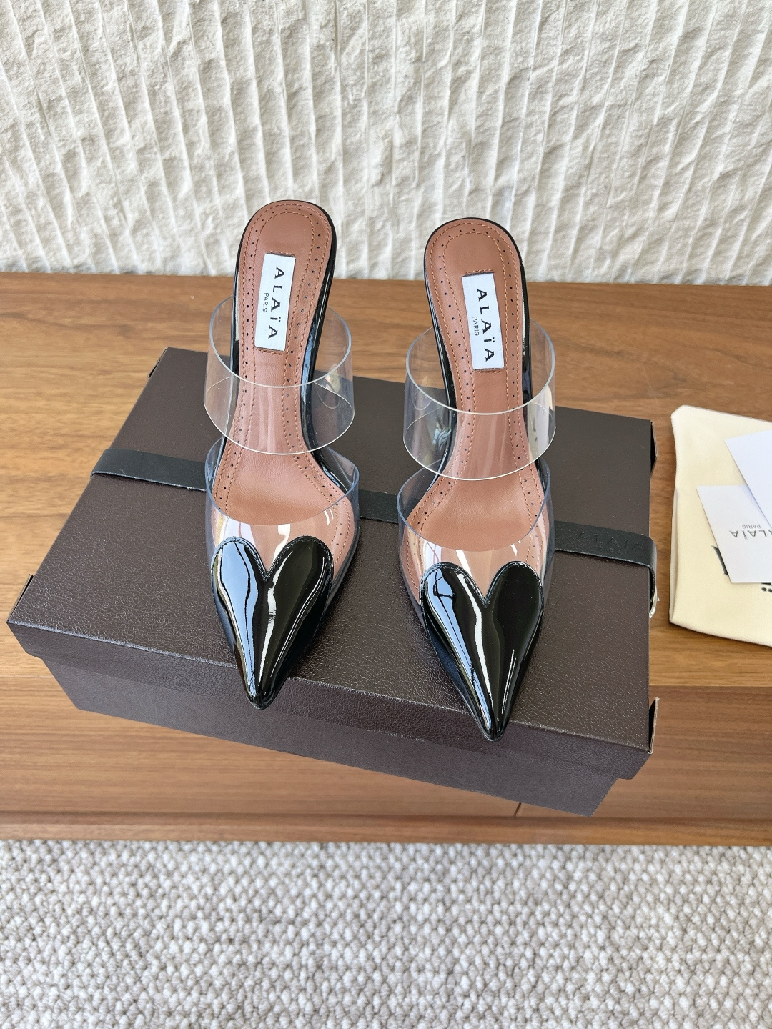 NO:757705,G902 Alala Alaya 26ss spring and summer new style love film pointed toe high heels half drag Countless famous designers regard him as 'Designer of Designers' and he has influenced the style of many people!  These Alai@ design elements are still appearing on the runways of major brands. They are super popular and look great on your feet!  Here comes the high love high-love high-heeled shoes that everyone on the Internet has got a pair of. These PVC high-heeled shoes are decorated with exquisite heart-shaped decorations. The brand's new elegant shoe style is casual, comfortable, and fashionable. It comes in a variety of colors to match different occasions. Overseas bloggers have a pair!  Upper: Made of original imported PVC/imported patent leather Inner pads: Sheepskin Heel height 10cm Outsole: Original custom-made Italian primary color leather outsole Size: 35-39 (40.41.42 custom-made non-refundable), high-heeled sandals, alaia, sandals, high heels, sheepskin, Leather soles19860909G902 Alala 阿莱亚 26ss春夏新款 爱心 胶片尖头 高跟 半拖 无数的名设计师都把他看作“DesignerofDesigners”更影响着很多人的风格！ 这些Alai@的设计元素不是仍不断出现在各大品牌的秀台上、超级火爆,上脚美爆啦！ 外网大博人手一双的high love爱心高跟鞋来啦~ 这款PVC高跟鞋采用精美心形装饰搭配 品牌全新的优雅鞋型 休闲舒适兼备具时髦利落 多种颜色搭配不同场合 海外博主人手一双！ 鞋面: 采用原装进口PVC/进口漆皮 内里垫脚: 羊皮 跟高10cm 大底: 原版定制意大利原色真皮大底 Size: 35-39（40.41.42订做不退换）,高跟鞋凉鞋,alaia,sandals,high heels,sheepskin,Leather soles,Women's Shoes