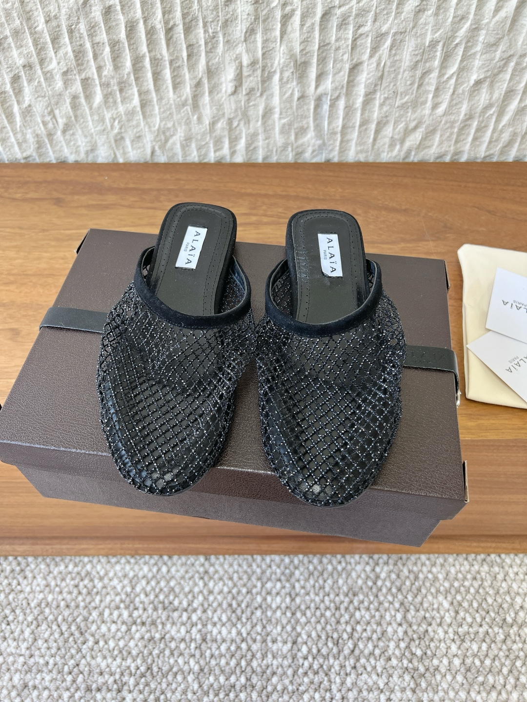 NO:757674,Hot Diamond G902 ALAIA Alaia 26ss Spring, Summer, Autumn and Winter Hollow Fishnet French Ballet Shoes Flat Shoes This classic Alaia flat ballet shoe draws inspiration from classic Japanese shoes. The upper is decorated with buckle straps, round toe shape, and rubber soles, bringing a soft and comfortable wearing experience. Made of fishnet fabric and suede goatskin, embellished with crystals, it is light and elegant, luxurious and eye-catching.  The looming hazy feeling ~ The most beautiful fishnet shoes are on Alaia. They are extremely soft and easy to wear ~ the shoe shape is good for wrapping ~ fashionable and elegant ~ invincible and versatile ~ you can choose skirts and trousers ~ relaxed, elegant and easy to handle. The upper is made of original imported sheep/crystal hot diamond, the inner lining is sheepskin, and the sole is original custom-made non-slip rubber outsole  Size35-39 (40.41.42 custom-made, non-refundable), half drag, alaia, flats, skirts, sheepskin, sheep19860909烫钻G902 ALAIA 阿莱亚 26ss春夏秋冬 镂空渔网 法式芭蕾舞鞋 平底鞋 该款经典Alaia平底芭蕾舞鞋,自经典日式鞋履汲取灵感 鞋面饰以带扣饰带,圆头造型,搭配橡胶鞋底,带来柔软舒适的穿着体验. 由渔网面料和绒面山羊皮精制而成,缀以水晶,淡然优雅,奢华吸睛. 若隐若现的朦胧感～最美渔网鞋就在 Alaia 上脚巨软巨好穿～鞋型包裹性好～时尚优雅～无敌百搭～裙装裤装任你挑～ 松弛感、优雅感、拿捏的死死的 鞋面采用原版进口羊猄/水晶烫钻 内里垫脚羊皮 鞋底原版定制防滑橡胶大底 Size35-39（40.41.42定做不退换）,半拖,alaia,flats,skirts,sheepskin,sheep,Women's Shoes