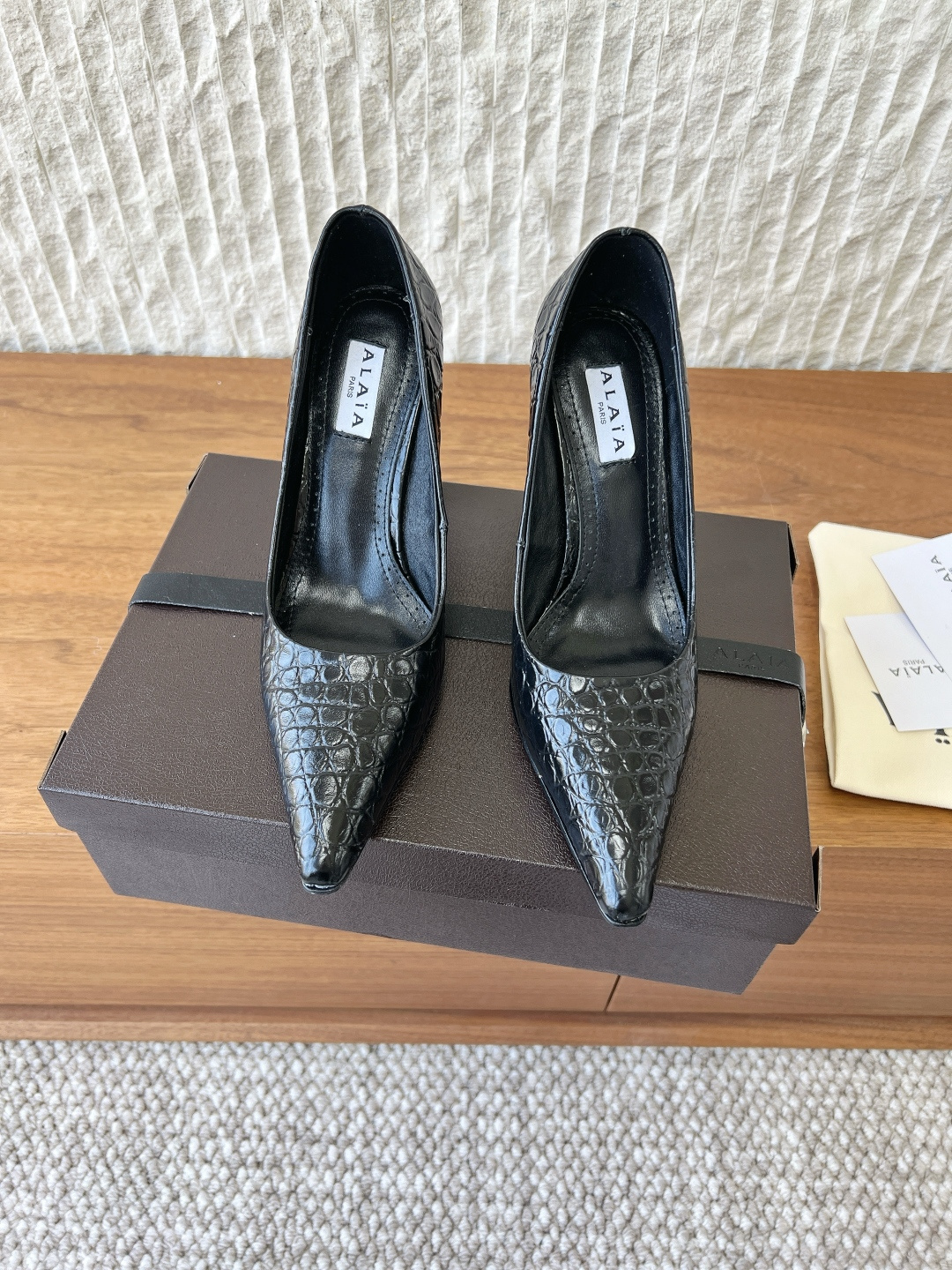 NO:757653,G902 ALAIA ALAIA 26ss spring and summer new style, thick heel, pointed toe, stone pattern single shoes. Fashionistas are looking for a pair that can combine comfort and style, and this pair is undoubtedly the best answer for this season!  The classic square toe design breaks the tightness of the traditional last shape and gives the toes room to stretch freely, adding a touch of toughness and sophistication to the overall look. Whether paired with skirts or trousers, it can easily enhance the fashion level. The thick heel design is a genius and the height is just right. Paired with a simple straight leg, it is a casual American style. Combined with knitting, it is a gentle and elegant French style. It can easily control various occasions and become the finishing touch of autumn and winter. The upper is made of original imported stone grain cowhide.  Sheepskin lining, heel height 10cm, original custom-made Italian leather outsole, Size 35-39 (40.41.42 custom-made, non-refundable), high-heeled shoes, alaia, high heels, skirts, cowhide, sheepskin, Leather soles19860909G902 ALAIA 阿莱亚 26ss春夏新款 粗跟 尖头 石头纹 单鞋 时尚达人都在寻觅一双能兼顾舒适与风格的 而这双无疑是这个季节的最佳答案！ 经典方头设计打破传统楦型的局促 给予脚趾自由舒展的空间 为整体造型增添了一抹硬朗与精致 无论搭配裙装还是裤装 都能轻松提升时尚度 . 粗跟的设计堪称神来之笔 高度恰到好处 搭配简约的直筒 就是休闲的美式风格 与针织组合 则是温柔优雅的法式风情 轻松驾驭各种场合 成为秋冬穿搭的点睛之笔. 鞋面采用原版进口石头纹牛皮 内里垫脚羊皮 跟高10cm 鞋底原版定制意大利真皮大底 Size35-39（40.41.42定做不退换）,高跟鞋单鞋,alaia,high heels,skirts,cowhide,sheepskin,Leather soles,Women's Shoes