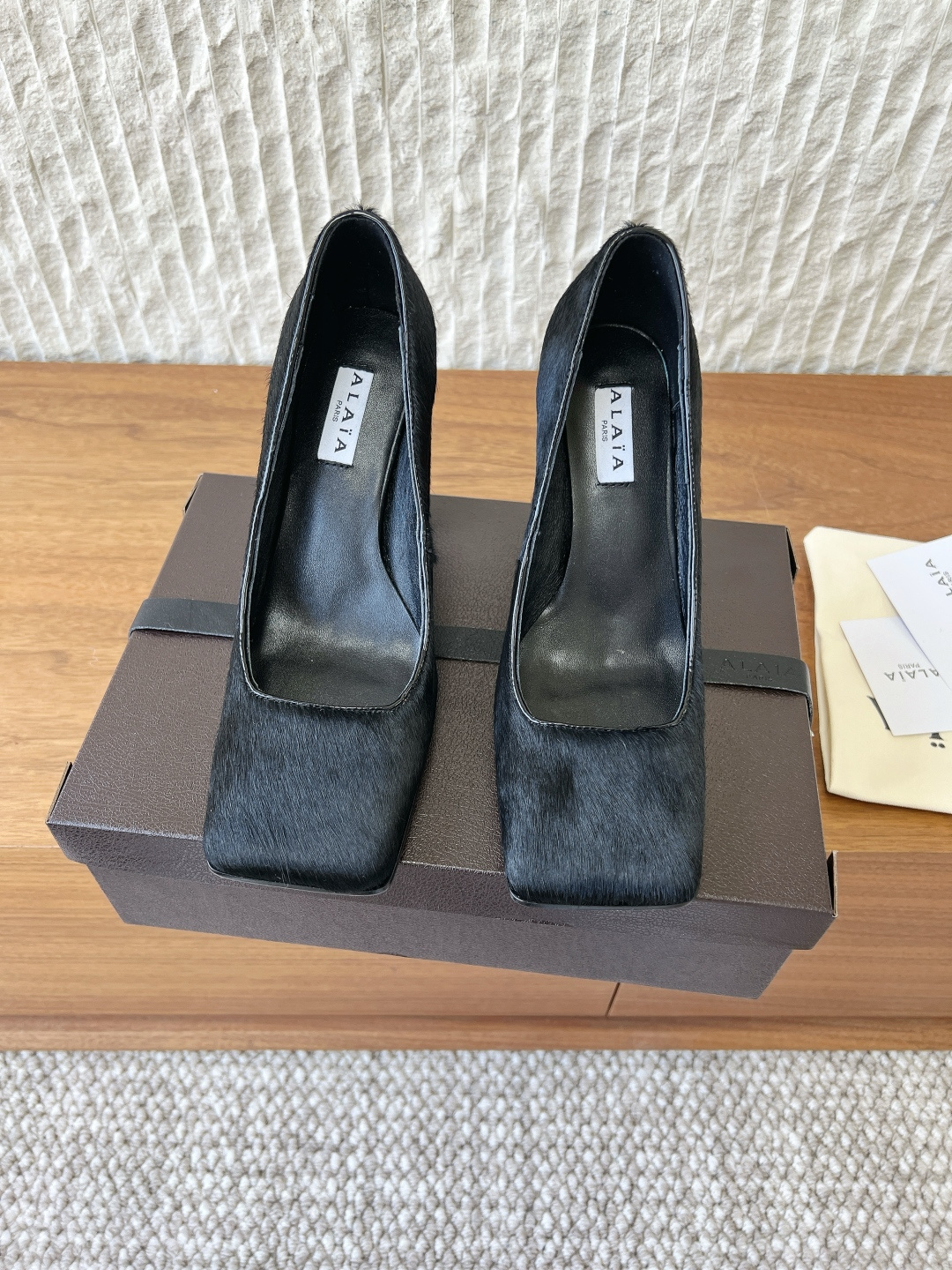 NO:757661,G902 Alaia Alaia 26ss new spring and summer thick heel square toe retro shoes Fashionistas are looking for a pair that can combine comfort and style, and this pair is undoubtedly the best answer for this season!  The classic square toe design breaks the tightness of the traditional last shape and gives the toes room to stretch freely, adding a touch of toughness and sophistication to the overall look. Whether paired with skirts or trousers, it can easily improve the fashion. The thick heel design is a genius and the height is just right. Paired with a simple straight leg, it is a casual American style. Combined with knitting, it is a gentle and elegant French style. It can easily handle various occasions and become the finishing touch of autumn and winter. The upper is made of original imported horse hair/cow leather.  Sheepskin lining, heel height 10cm, original custom-made Italian leather outsole, Size 35-39 (40.41.42 custom-made, non-refundable), high-heeled shoes, alaia, high heels, skirts, cowhide, sheepskin, Leather soles19860909G902 Alaia 阿莱亚 26ss春夏新款 粗跟 方头 复古 单鞋 时尚达人都在寻觅一双能兼顾舒适与风格的 而这双无疑是这个季节的最佳答案！ 经典方头设计打破传统楦型的局促 给予脚趾自由舒展的空间 为整体造型增添了一抹硬朗与精致 无论搭配裙装还是裤装 都能轻松提升时尚度 . 粗跟的设计堪称神来之笔 高度恰到好处 搭配简约的直筒 就是休闲的美式风格 与针织组合 则是温柔优雅的法式风情 轻松驾驭各种场合 成为秋冬穿搭的点睛之笔. 鞋面采用原版进口马毛/牛皮 内里垫脚羊皮 跟高10cm 鞋底原版定制意大利真皮大底 Size35-39（40.41.42定做不退换）,高跟鞋单鞋,alaia,high heels,skirts,cowhide,sheepskin,Leather soles,Women's Shoes