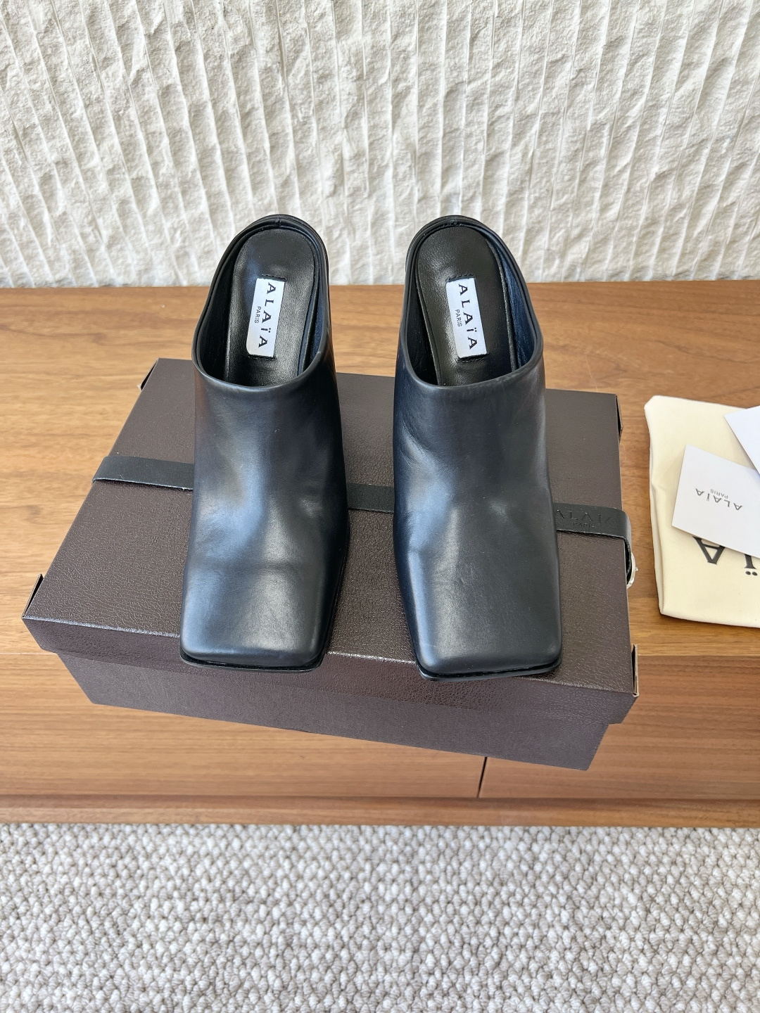 NO:757648,G902 Alaia Alaia 26ss new spring and summer thick heel square toe retro shoes Fashionistas are looking for a pair that can combine comfort and style, and this pair is undoubtedly the best answer for this season!  The classic square toe design breaks the tightness of the traditional last shape and gives the toes room to stretch freely, adding a touch of toughness and sophistication to the overall look. Whether paired with skirts or trousers, it can easily enhance the fashion level. The thick heel design is a genius and the height is just right. When paired with a simple straight leg, it is a casual American style. Combined with knitting, it is a gentle and elegant French style. It can easily handle various occasions and become the finishing touch of autumn and winter. The upper is made of original imported cowhide.  Lining of foot pads, sheepskin, heel height 10cm, original custom-made Italian leather outsole, Size 35-39 (40.41.42 custom-made, non-returnable), high heels, alaia, high heels, skirts, cowhide, sheepskin, Leather soles19860909G902 Alaia 阿莱亚 26ss春夏新款 粗跟 方头 复古 单鞋 时尚达人都在寻觅一双能兼顾舒适与风格的 而这双无疑是这个季节的最佳答案！ 经典方头设计打破传统楦型的局促 给予脚趾自由舒展的空间 为整体造型增添了一抹硬朗与精致 无论搭配裙装还是裤装 都能轻松提升时尚度 . 粗跟的设计堪称神来之笔 高度恰到好处 搭配简约的直筒 就是休闲的美式风格 与针织组合 则是温柔优雅的法式风情 轻松驾驭各种场合 成为秋冬穿搭的点睛之笔. 鞋面采用原版进口牛皮 内里垫脚羊皮 跟高10cm 鞋底原版定制意大利真皮大底 Size35-39（40.41.42定做不退换）,高跟鞋,alaia,high heels,skirts,cowhide,sheepskin,Leather soles,Women's Shoes