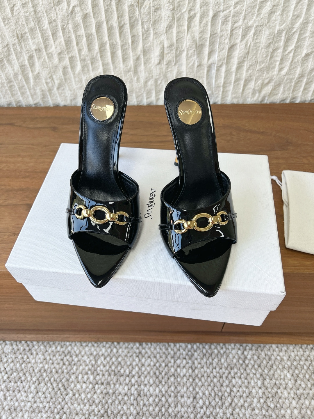 NO:757630,G902 Saint Laurent 26ss Spring and Summer New Style Pointed Toe Chain Hardware Buckle Stiletto Heel Slippers Pointed stiletto heel is elegance engraved in DNA. The golden chain flows on the upper, like the delicacy in a retro illustrated magazine, on the foot. Every step is effortless nobility and style. Who can resist a pair of chain shoes with its own aura?  The pointed toe lengthens the leg line, and the metal chain lights up the whole body. From commuting suits to date skirts, you can switch to the 'heroine' mode with one click. The complexity is gone, leaving only clean lines and metallic luster. The pointed toe outlines the edge, and the chain embellishes your attitude. This pair of shoes is your style statement that needs no words. Patent leather gloss + gold chain, retro and sexy, the upper foot directly transforms into a 'rich flower in the world', and you walk with wind!  The upper is made of original imported cowhide/hardware buckle, the lining is sheepskin, the heel height is 9.5cm, the sole is original custom-made Italian leather outsole Size35-39 (40.41.42 custom-made, non-refundable), high heels and slippers, saint laurent, high heels, slippers, skirts, business suit, cowhide, sheepskin, Leather soles19860909G902 Saint Laurent 26ss春夏新款 尖头 链条 五金扣 细跟高跟 拖鞋 尖头细高跟,是刻在DNA里的优雅,金色链条在鞋面流转,像把复古画报里的精致,在了脚上. 每一步,都是不费力的贵气与风情.谁能拒绝一双自带气场的链条鞋？ 尖头拉长腿线,金属链点亮全身,从通勤西装到约会小裙,都能一键切换成“女主角”模式. 褪去繁杂,只留利落线条与金属光泽. 尖头勾勒锋芒,链条点缀态度,这双鞋,是你无需多言的风格宣言. 漆皮亮面+金色链条,复古又性感,上脚直接变身“人间富贵花”,走路都带风！ 鞋面采用原版进口牛皮/五金扣饰 内里垫脚羊皮 跟高9.5cm 鞋底原版定制意大利真皮大底 Size35-39（40.41.42定做不退换）,高跟鞋拖鞋,saint laurent,high heels,slippers,skirts,business suit,cowhide,sheepskin,Leather soles,Women's Shoes