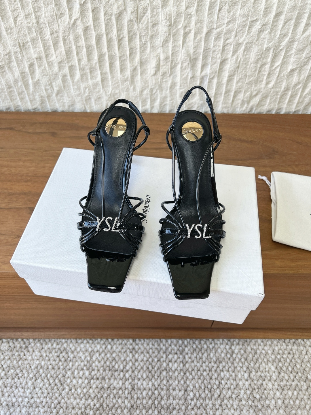 NO:757610,G902 Saint Laurent 26ss spring and summer new letter buckle, square toe, thin straps, high heels, sandals, the top version of YSL, a super beautiful one, the Hentiangao series debuts in a new interpretation!  Full of high-end feeling!  Extremely fashionable~ You can match it with any dress or skirt. One pair can be worn on dates, commuting, and dinners, and you won’t lose money with your eyes closed!  Exquisite highlights: YSL letter buckle inlaid with rhinestones on the front, full of luster, low-key luxury, instantly improving sophistication. The upper is made of original imported high-quality imported cowhide/patent leather. The lining is sheepskin. The heel height is 8cm. The outsole is original and customized. Italian genuine leather outsole. Size35-39 (40.41.42 custom-made, non-refundable), high-heeled sandals, saint laurent, saint laurent, saint laurent, sandals, high  heels,skirts,cowhide,sheepskin,Leather soles19860909G902 Saint Laurent 圣罗兰 26ss春夏新款字母扣 方头 细带 高跟 凉鞋 顶级版YSL超美的一款 恨天高 系列 以全新的诠释方式首发！满满的高级感 ！ 时尚度爆棚～无论裙装 、裙装都随意搭配. 约会、通勤、晚宴一双hold住全场,闭眼入不亏！ 精致亮点 正面水钻镶嵌YSL字母扣,光泽感十足,低调奢华,瞬间提升精致度 鞋面采用原版进口高进口牛皮/漆皮 内里垫脚羊皮 跟高8cm 大底原版定制意大利真皮大底 Size35-39（40.41.42定做不退换）,高跟鞋凉鞋,saint laurent,saint laurent,saint laurent,sandals,high heels,skirts,cowhide,sheepskin,Leather soles,Women's Shoes