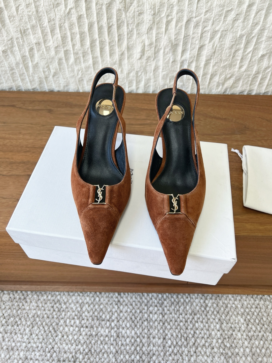 NO:757616,G902 Saint Laurent 26ss spring and summer new model, pointed toe, high heels, square buckle at the back, sandals. How can you miss a pair of fairy shoes in the light summer? With various combinations, you don't have to choose the shape of your feet at all. The transparent sparkling diamonds show a phantom under the light. It is really too beautiful. The whiteness of the upper feet makes people look up!  The delicate crystal chain embellishes the delicate lines of the ankle, releasing infinite elegance and charm. Explore more choices!  The upper is made of original imported cowhide/twist-to-hand, the lining is sheepskin, the heel height is 8.5cm, the outsole is original custom-made Italian leather outsole, Size35-39 (40.41.42 customized, non-refundable), high heels and sandals, saint laurent, saint laurent, sandals, high heels, cowhide, sheepskin, Leather soles19860909G902 Saint Laurent 圣罗兰 26ss春夏新款 尖头 高跟 后带方扣 凉鞋 淡淡的夏日里怎么少得了一双仙 各种小搭配起来 完全不挑脚型哦 通透的闪钻在光线的照耀下呈现幻彩 真的美的过分 上脚显白的让人上头！ 细巧水晶链饰点亮脚踝纤雅线条 释放无限优雅魅力 探索更多臻选！ 鞋面采用原版进口牛皮/扭到手 内里垫脚羊皮 跟高8.5cm 大底原版定制意大利真皮大底 Size35-39（40.41.42定制不退换）,高跟鞋凉鞋,saint laurent,saint laurent,sandals,high heels,cowhide,sheepskin,Leather soles,Women's Shoes