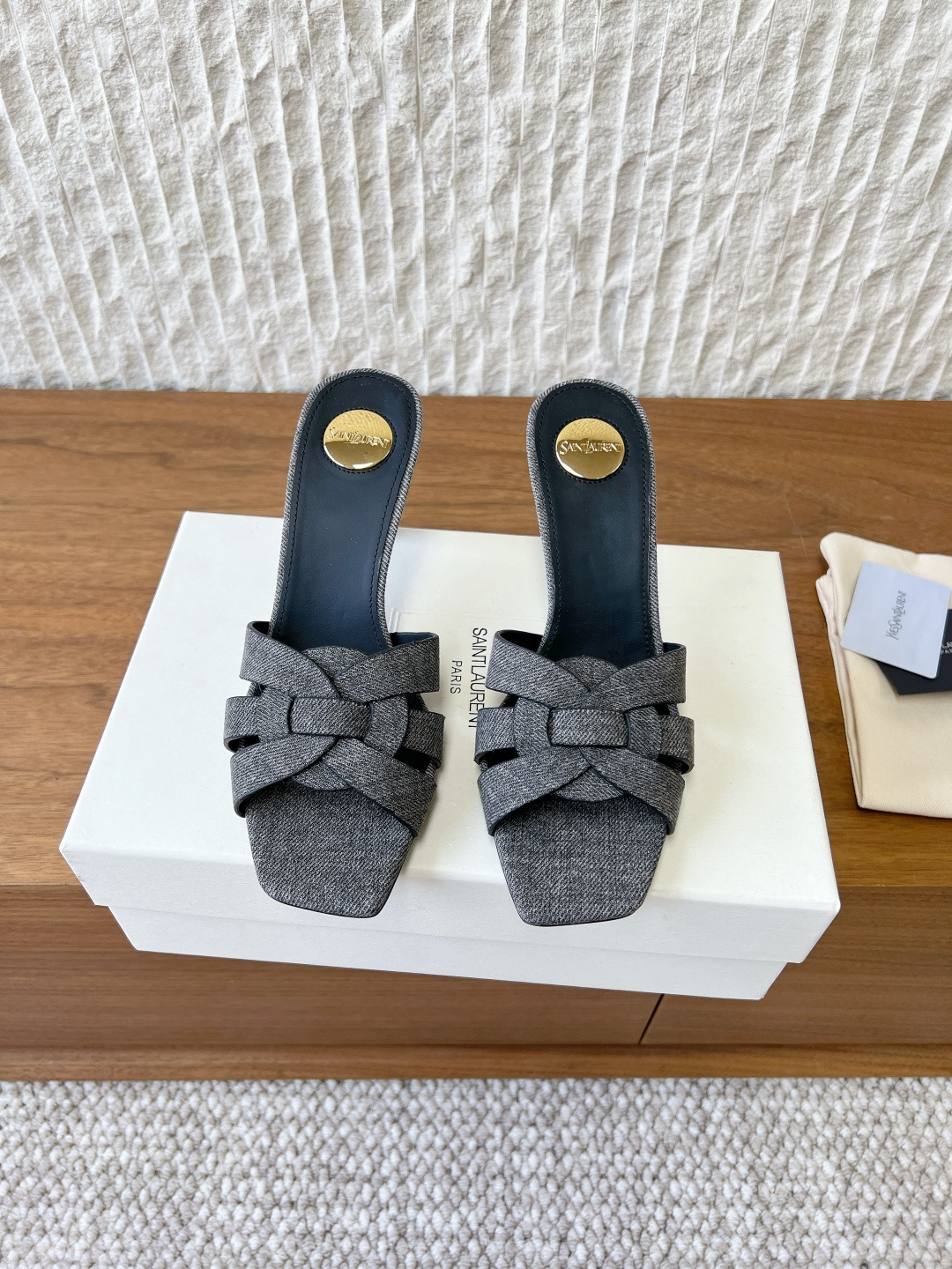 NO:757818,G731 Saint Laurent 26ss spring and summer new style woven straps, high heels, slippers, neat square toe + three-dimensional woven strap surface, high-end tailoring weaving technology, clean lines, visually elongating the leg proportions, perfectly modifying the foot shape, fleshy feet and wide feet can also hide small flaws. The shallow design reveals slender ankles, elegant and sexy, and is a timeless French elegance model.  Stylish code three-dimensional braid + square toe design that requires no effort to match, elongates the leg shape and hides the flesh of the feet. In early spring, you just need a pair of braided sandals that can be used for all occasions. The exquisiteness in the details cannot be hidden. The upper is made of original imported cowhide, the lining is sheepskin, and the heel height is 7.5cm. The outsole is original custom-made Italian leather outsole Size 35-39 (40.41 customization is non-refundable), slippers, saint laurent, saint  laurent,slippers,cowhide,sheepskin,leather soles19860909G731 Saint Laurent 圣罗兰 26ss春夏新款 编织带 高跟 拖鞋 利落方头+立体编织带面,高定成衣的编织工艺,线条干净利落 视觉上拉长腿部比例,完美修饰脚型,肉脚、宽脚也能藏住小瑕疵. 浅口设计露出纤细脚踝,优雅又不失性感,是永不过时的法式优雅范本. 不用费力搭配的时髦密码立体编织+方头设计,拉长腿型,藏起脚肉. 早春穿搭刚需一双能打所有场合的编织凉拖,细节里的精致感藏不住. 鞋面采用原版进口牛皮 内里垫脚羊皮 跟高7.5cm 大底原版定制意大利真皮大底 Size35-39（40.41 定制不退换）,拖鞋,saint laurent,saint laurent,slippers,cowhide,sheepskin,Leather soles,Women's Shoes