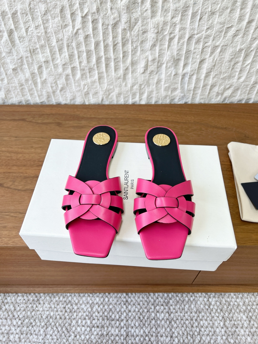 NO:757826,G731 Saint Laurent 26ss spring and summer new style woven straps, flat bottom slippers, neat square toe + three-dimensional woven strap surface, high-end tailoring weaving technology, clean lines, visually elongating the leg proportions, perfectly modifying the foot shape, fleshy feet and wide feet can also hide small flaws. The shallow mouth design reveals slender ankles, elegant and sexy, and is a timeless French elegance model.  The fashionable three-dimensional coded weave + square toe design that requires no effort to match elongates the leg shape and hides the flesh of the feet. In early spring, you just need a pair of woven sandals that can be used for all occasions. The exquisiteness in the details cannot be hidden. The upper is made of original imported cowhide and the lining is sheepskin. The outsole is original custom-made Italian leather outsole Size 35-39 (40.41 customization is non-refundable), slippers, saint laurent, saint  laurent,slippers,cowhide,sheepskin,leather soles19860909G731 Saint Laurent 圣罗兰 26ss春夏新款 编织带 平底 拖鞋 利落方头+立体编织带面,高定成衣的编织工艺,线条干净利落 视觉上拉长腿部比例,完美修饰脚型,肉脚、宽脚也能藏住小瑕疵. 浅口设计露出纤细脚踝,优雅又不失性感,是永不过时的法式优雅范本. 不用费力搭配的时髦密码立体编织+方头设计,拉长腿型,藏起脚肉. 早春穿搭刚需一双能打所有场合的编织凉拖,细节里的精致感藏不住. 鞋面采用原版进口牛皮 内里垫脚羊皮 大底原版定制意大利真皮大底 Size35-39（40.41 定制不退换）,拖鞋,saint laurent,saint laurent,slippers,cowhide,sheepskin,Leather soles,Women's Shoes