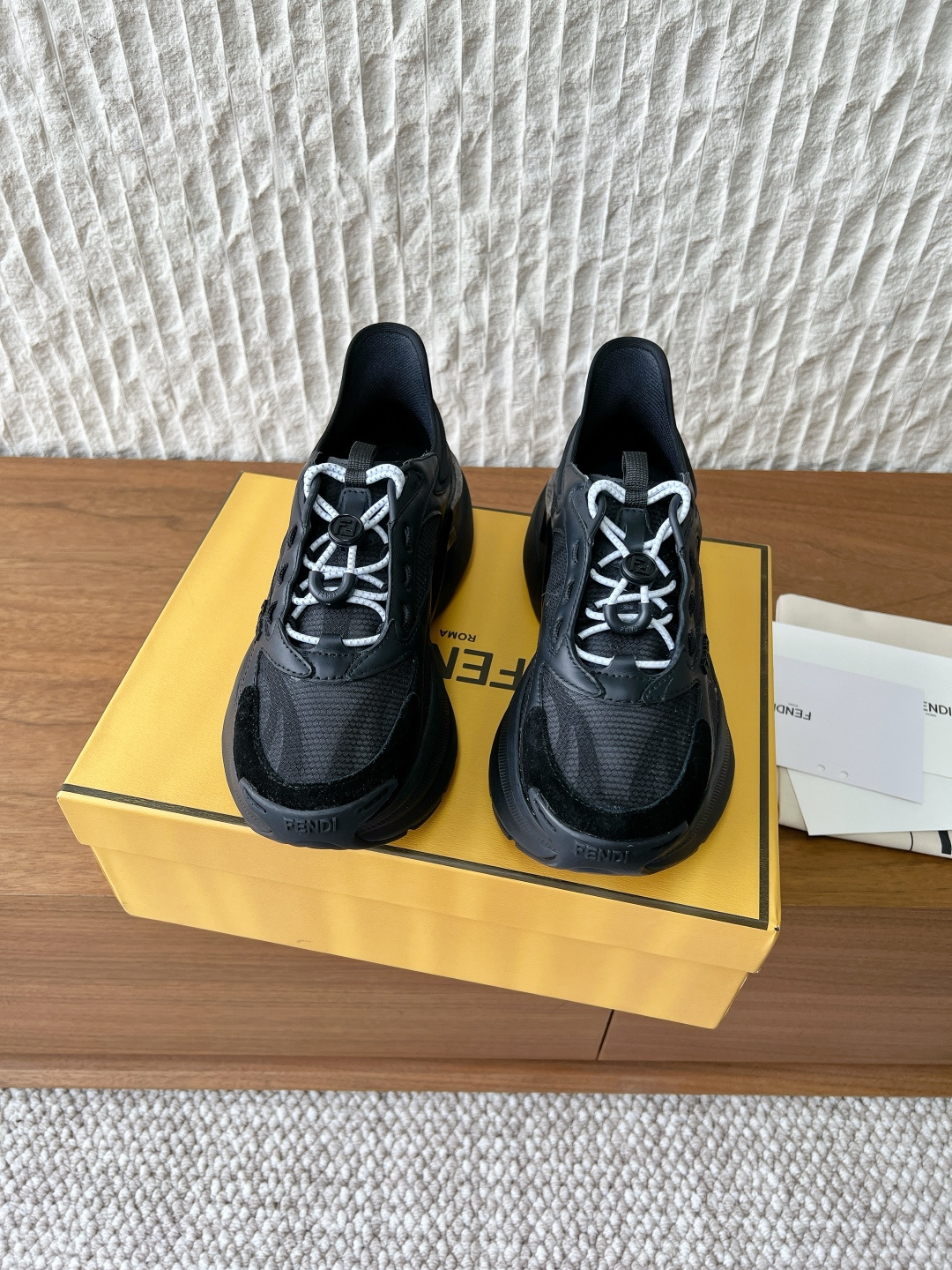 NO:758812,G901 FENDI Fendi 26ss spring and summer new model, latest F-Light series, couple model, thick sole, casual sports shoes, running shoes, low-top sports shoes with elastic laces. Made of black leather and mesh fabric. Corrugated shoe tops of the same color. Black hiking laces and emergency stop fasteners decorated with customized FF pattern. Decorated with three-dimensional rubber logo appliqués on one side. Ultra-light rubber thick soles of the same color, decorated with embossed F pattern on the edges. The fabric is made of original custom fabric/cow leather  Breathable mesh for foot pads inside, original customized foam sole + TPU outsole, Size 35-44 (women's size 40, men's size 45, custom-made, non-returnable), casual shoes/sports shoes, fendi, fendi, sneakers, cowhide19860909G901 FENDI 芬迪 26ss春夏新款 最新F-Light系列 情侣款 厚底 休闲 运动鞋 跑鞋 松紧鞋带低帮运动鞋.黑色皮革和网眼布材质.同色系波状鞋提.黑色登山鞋带和饰有定制FF图案的急停扣件.一侧饰有三维橡胶标志贴花.同色系超轻橡胶厚鞋底,边缘饰有凸纹F图案 面料采用原版定制织物/牛皮 内里垫脚透气网 鞋底原版定制发泡+TPU大底 Size35-44（女码40,男码45定做不退换）,休闲鞋/运动鞋,fendi,fendi,sneakers,cowhide,Women's Shoes